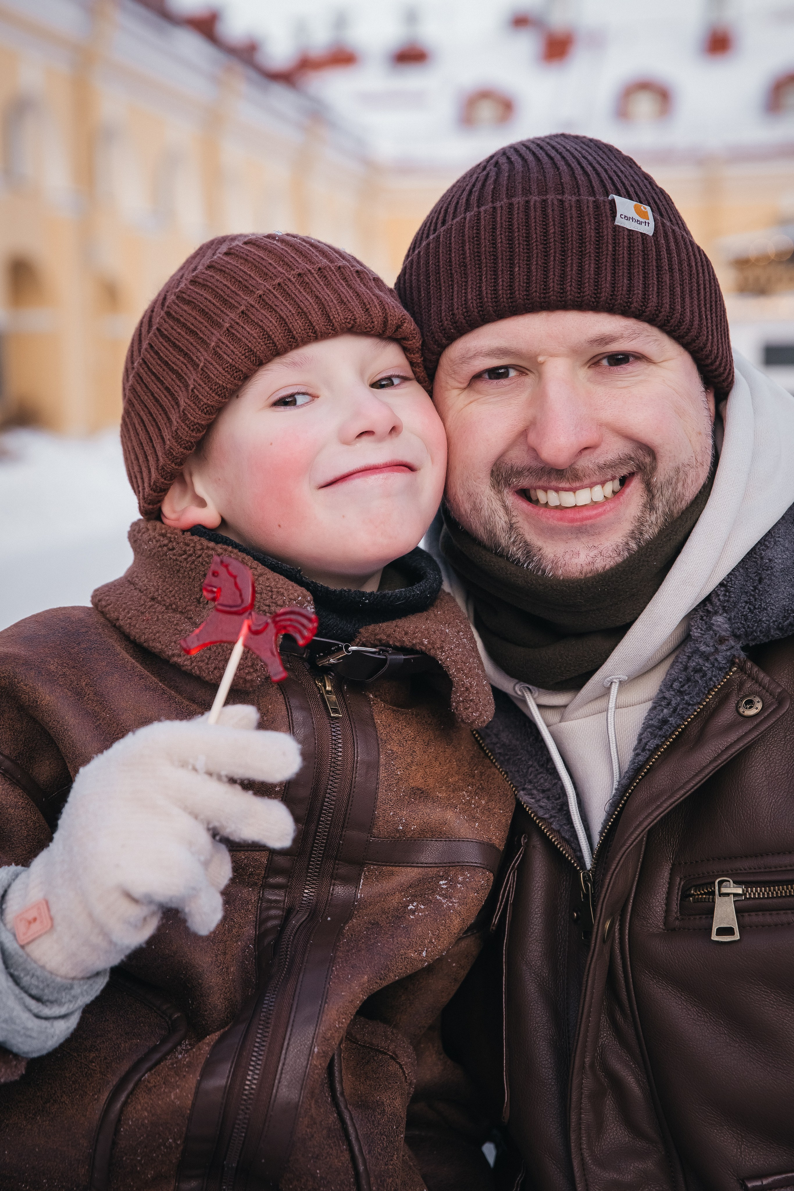 На карусели. Маша Гонтарь Семейный домашний репортажный фотограф в Санкт-Петербурге