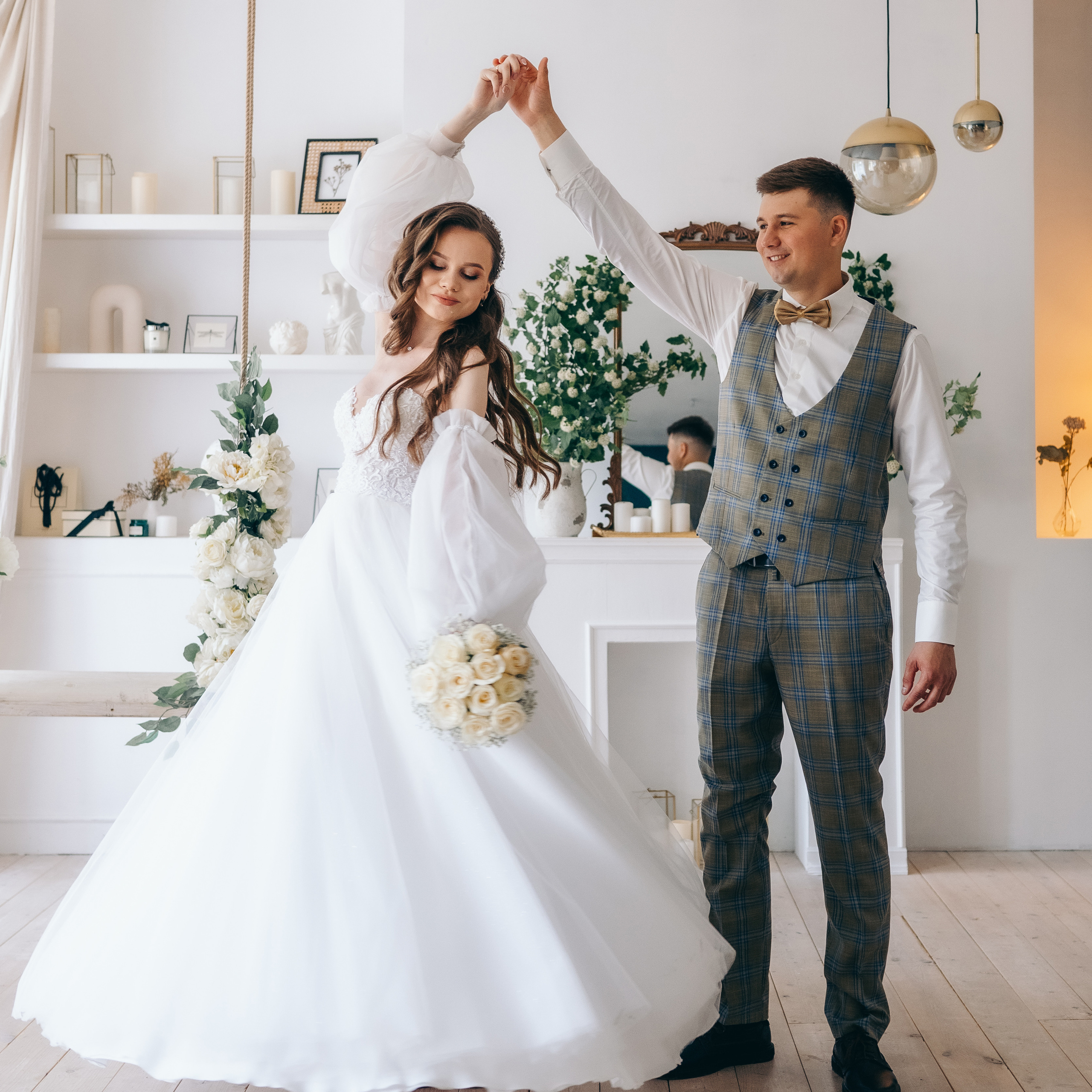 Танцует жених и невеста