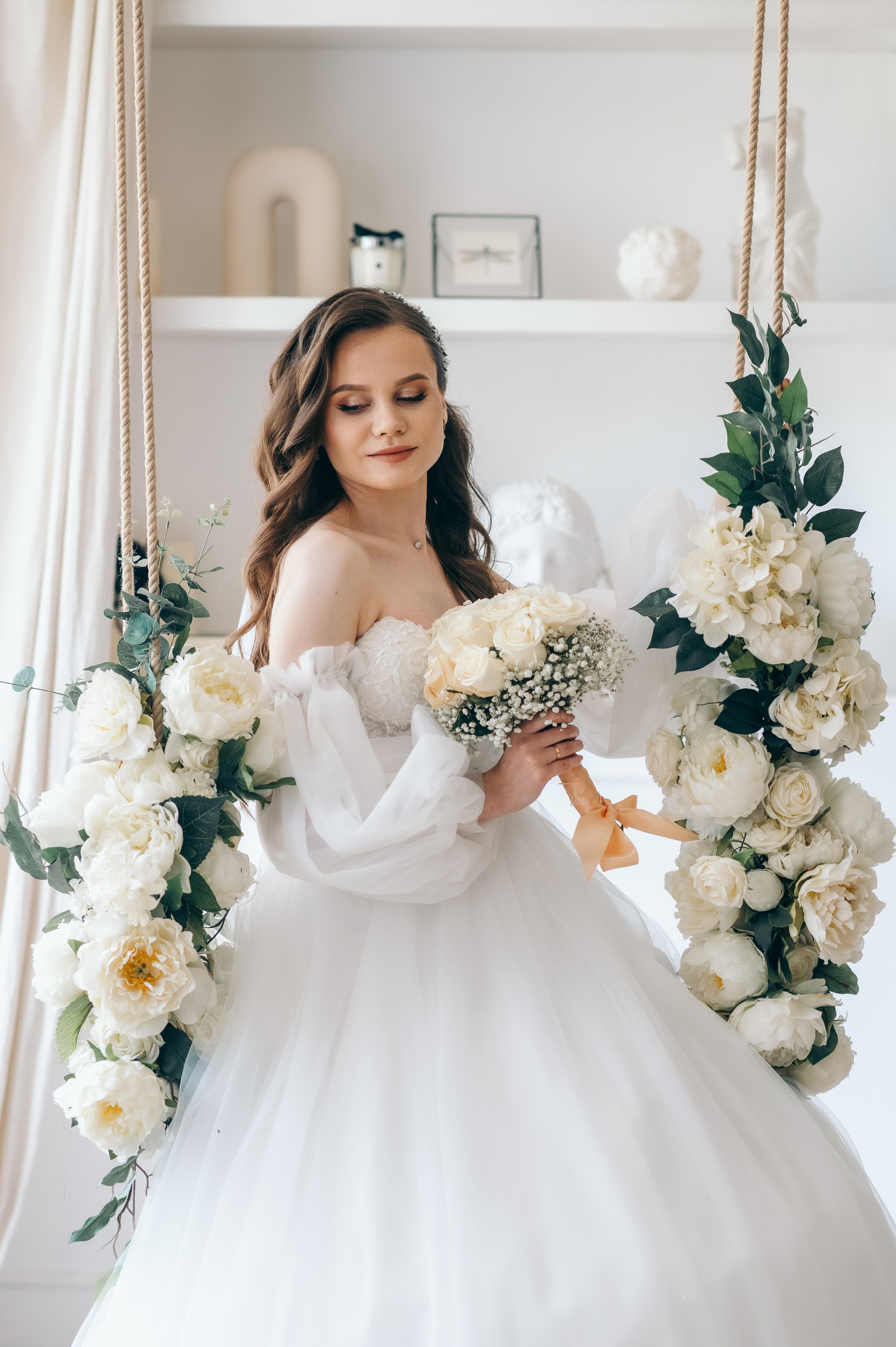 Качели, цветы, фотостудия, невеста