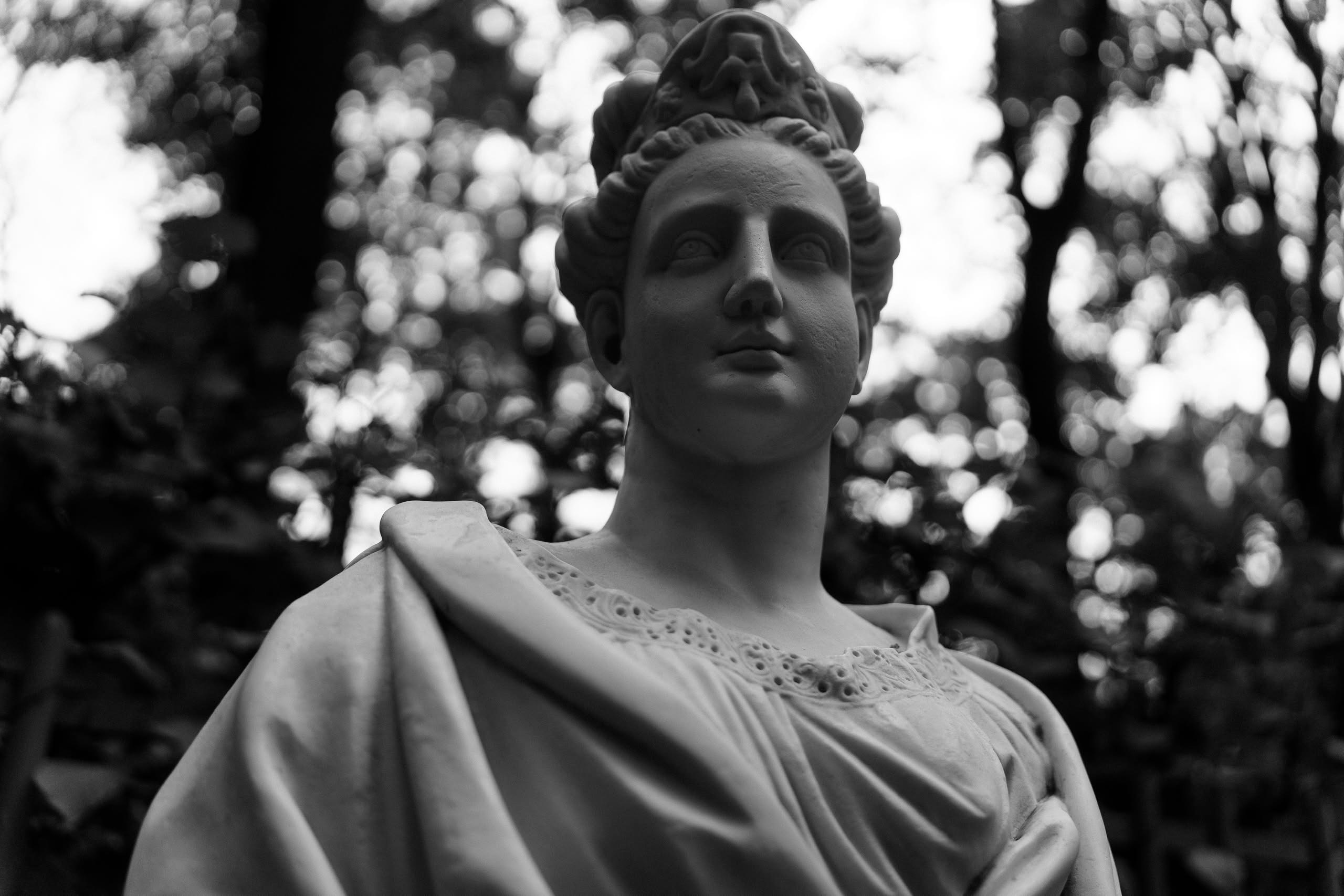 Скульптура в Летнем саду во время свадебной прогулки