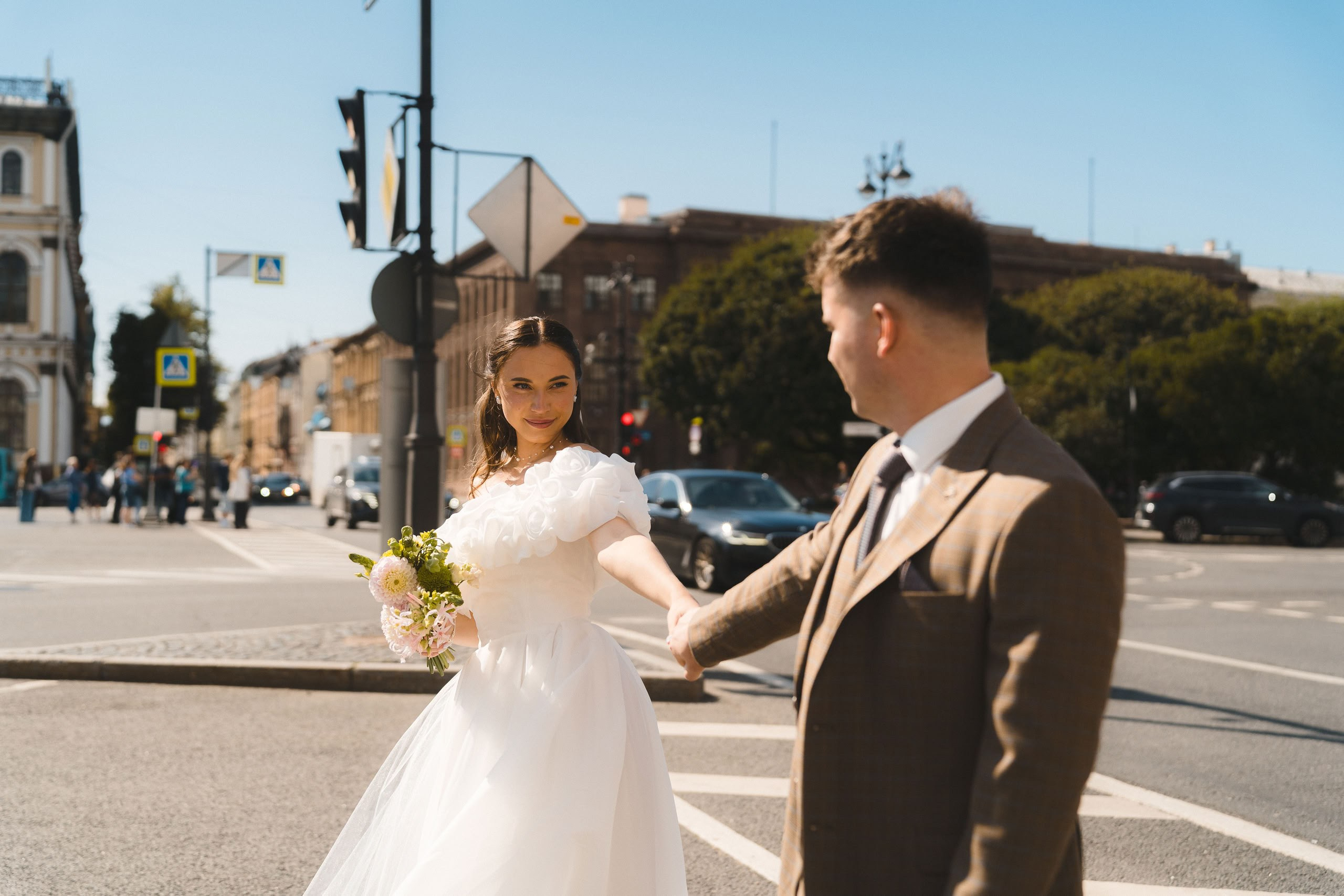 Свадебная прогулка в центре Санкт-Петербурга, жених и невеста идут по городу