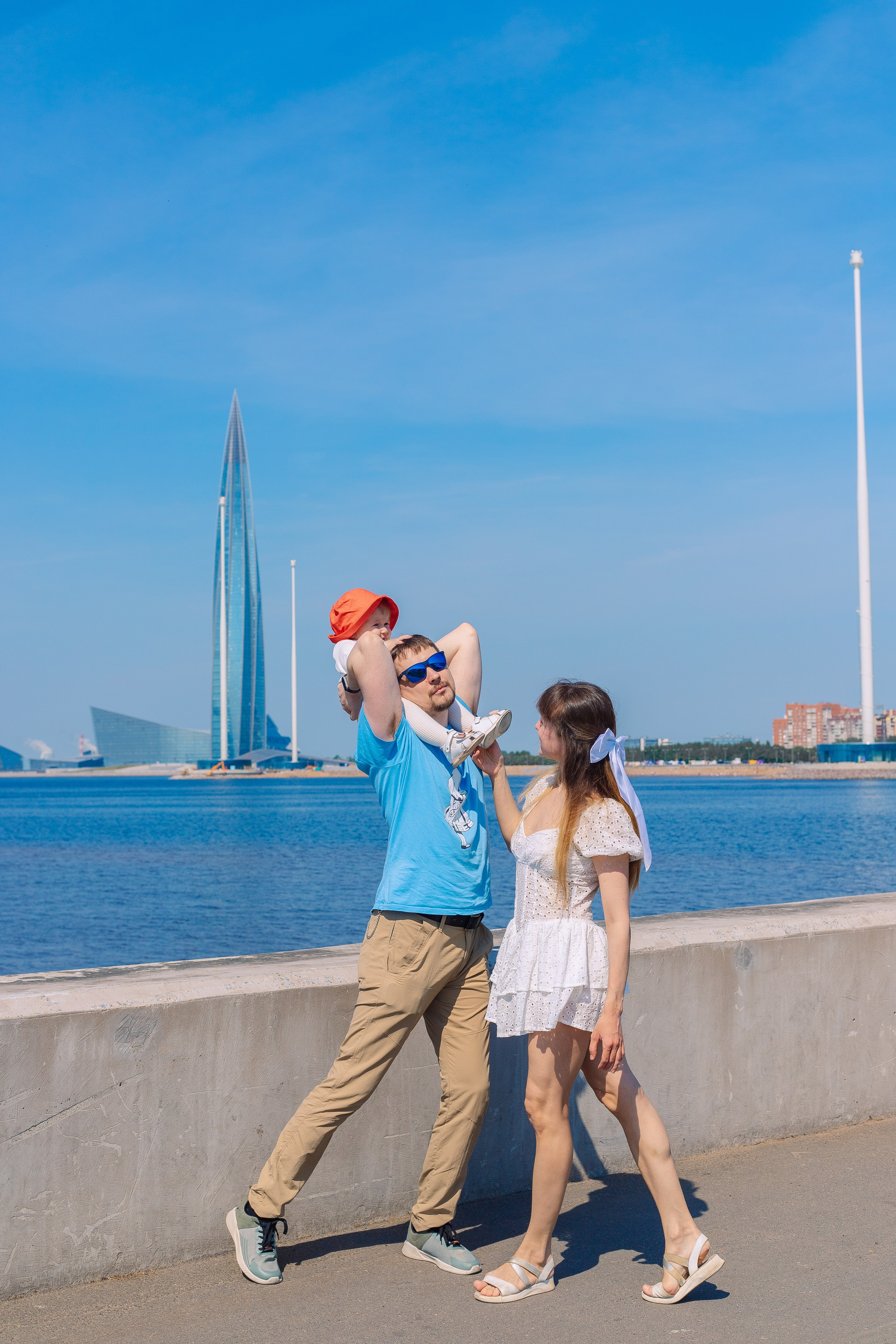Семейная фотосессия летом в солнечный день в Санкт-Петербурге с видом на Лахту. Фотограф в Санкт-Петербурге, Анна Скворцова