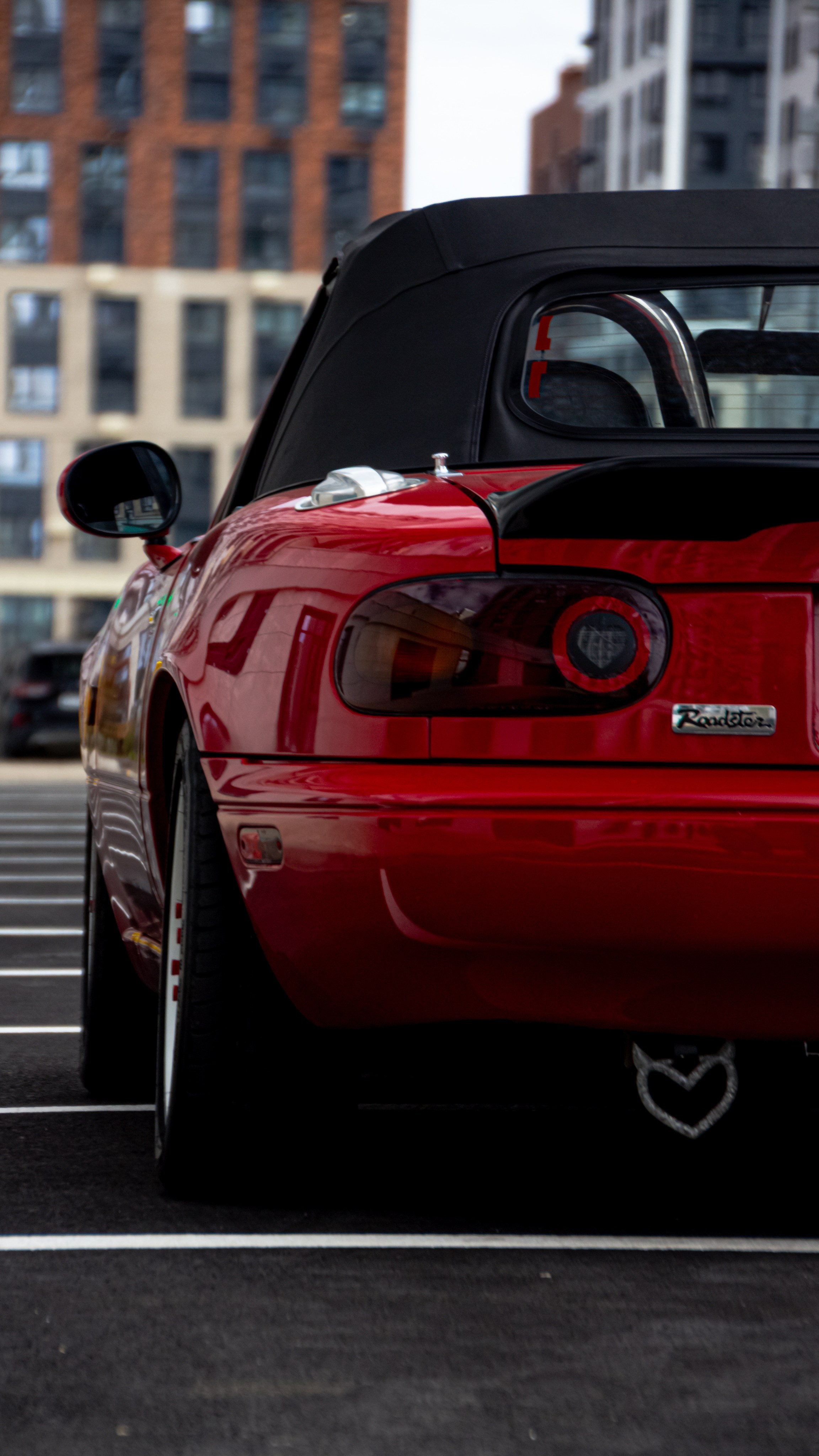 Фото Mazda MX-5 Miata (Eunos Roadster) NA: красный родстер