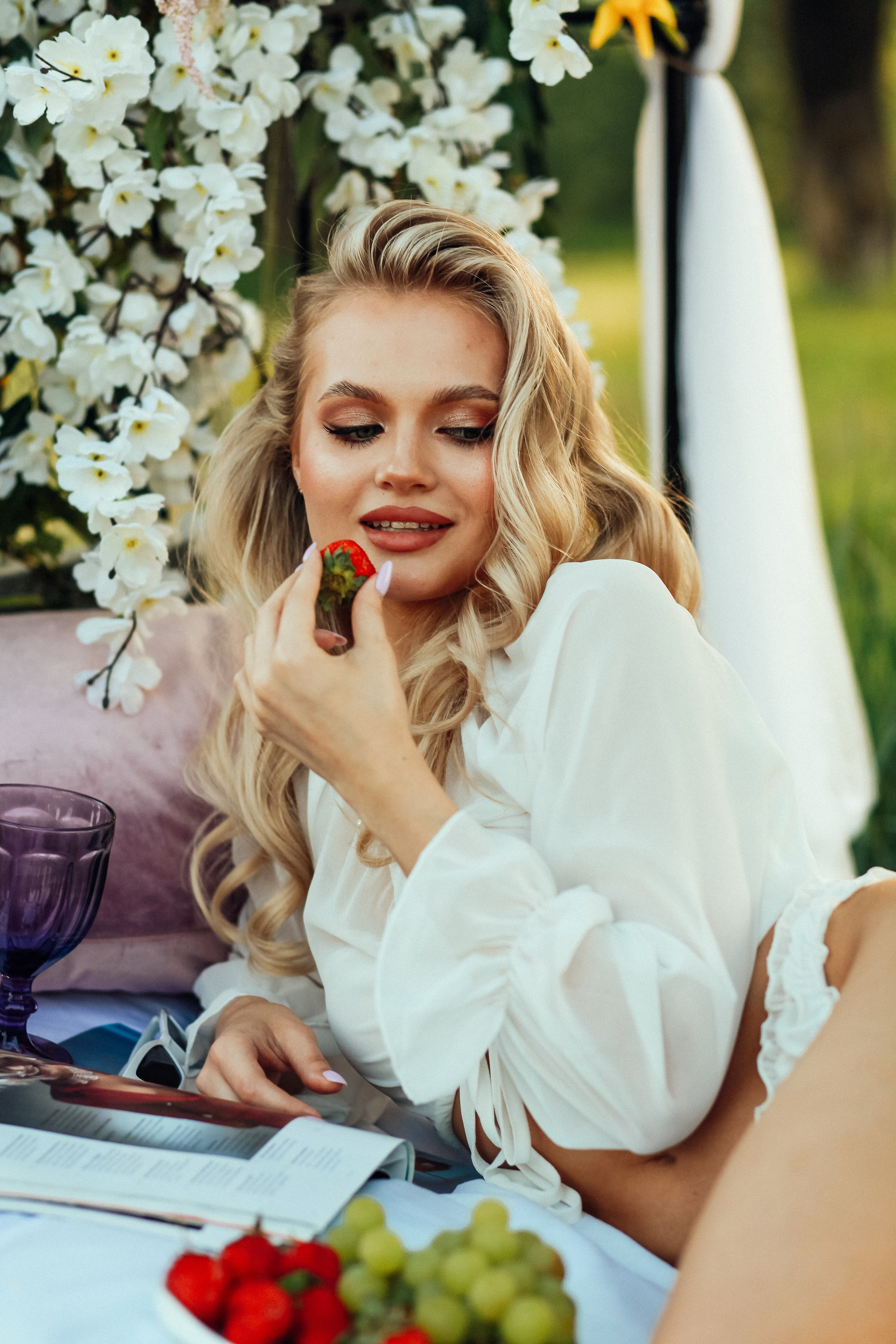 утро очень красивая невеста блондинка цветы природа лето декор дерево кровать виктория