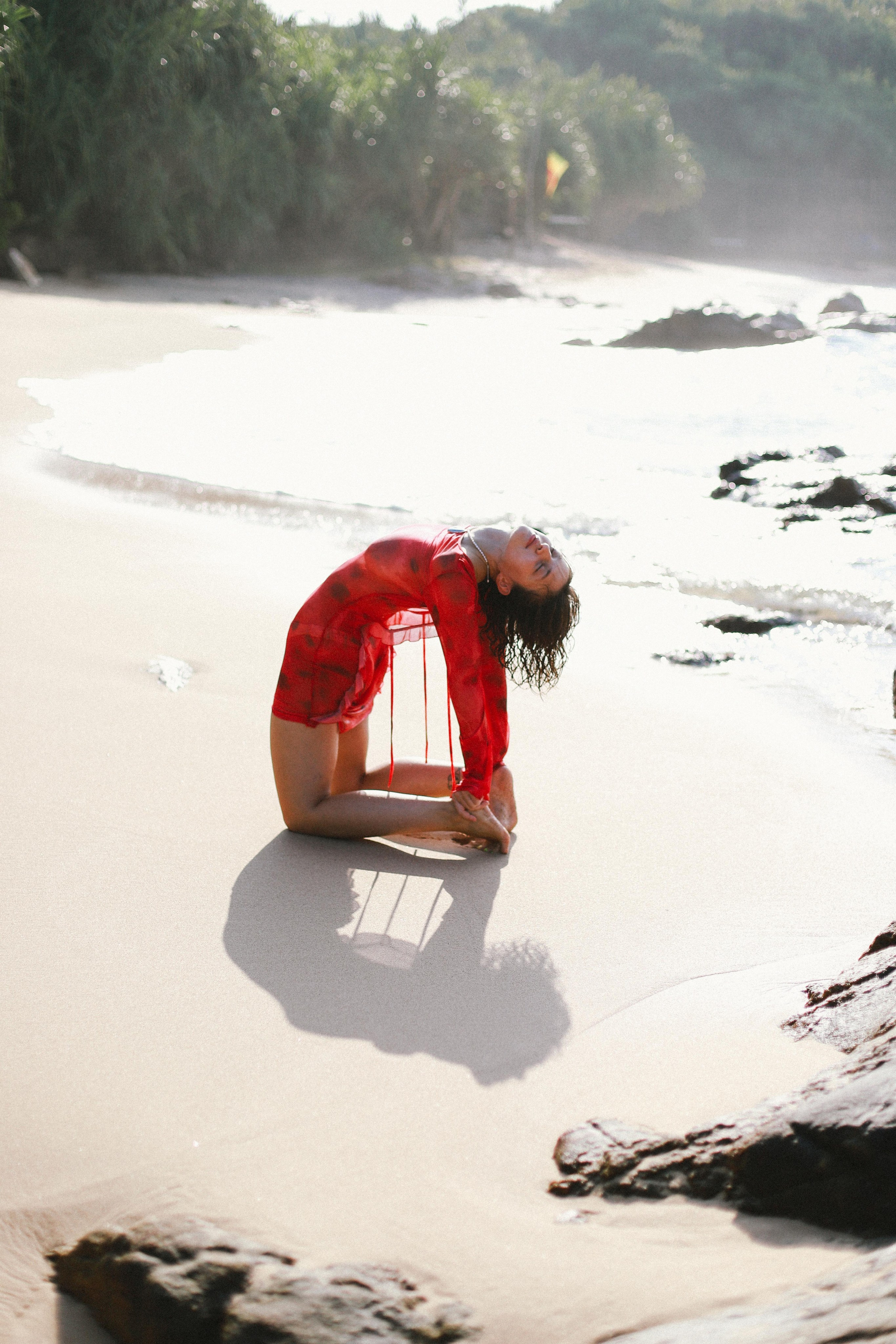 Арт-портрет в стиле 35 мм: девушка в красном платье с банановым листом в натуральном бассейне | Вера Казанцева — фотограф Шри-Ланка. Фотограф на Шри-Ланке
