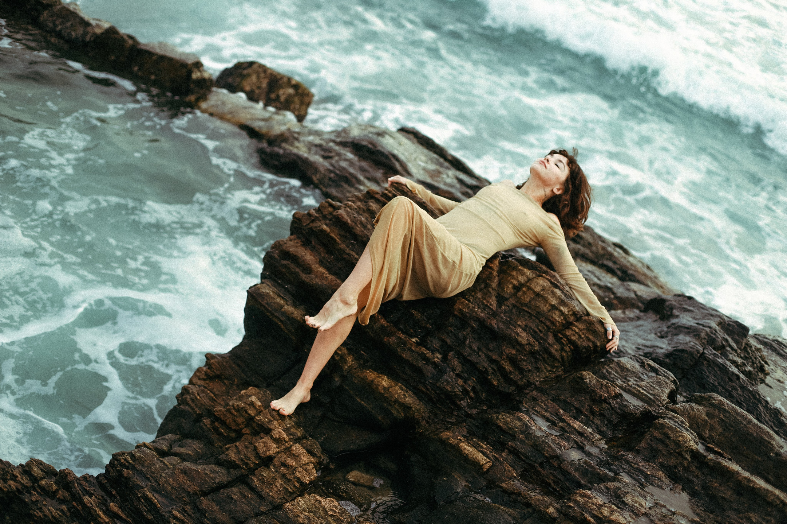 Эстетичные кадры на закате: девушка в прозрачном платье на камнях у отеля Naomi Beach | Нюд-фото. Фотограф на Шри-Ланке