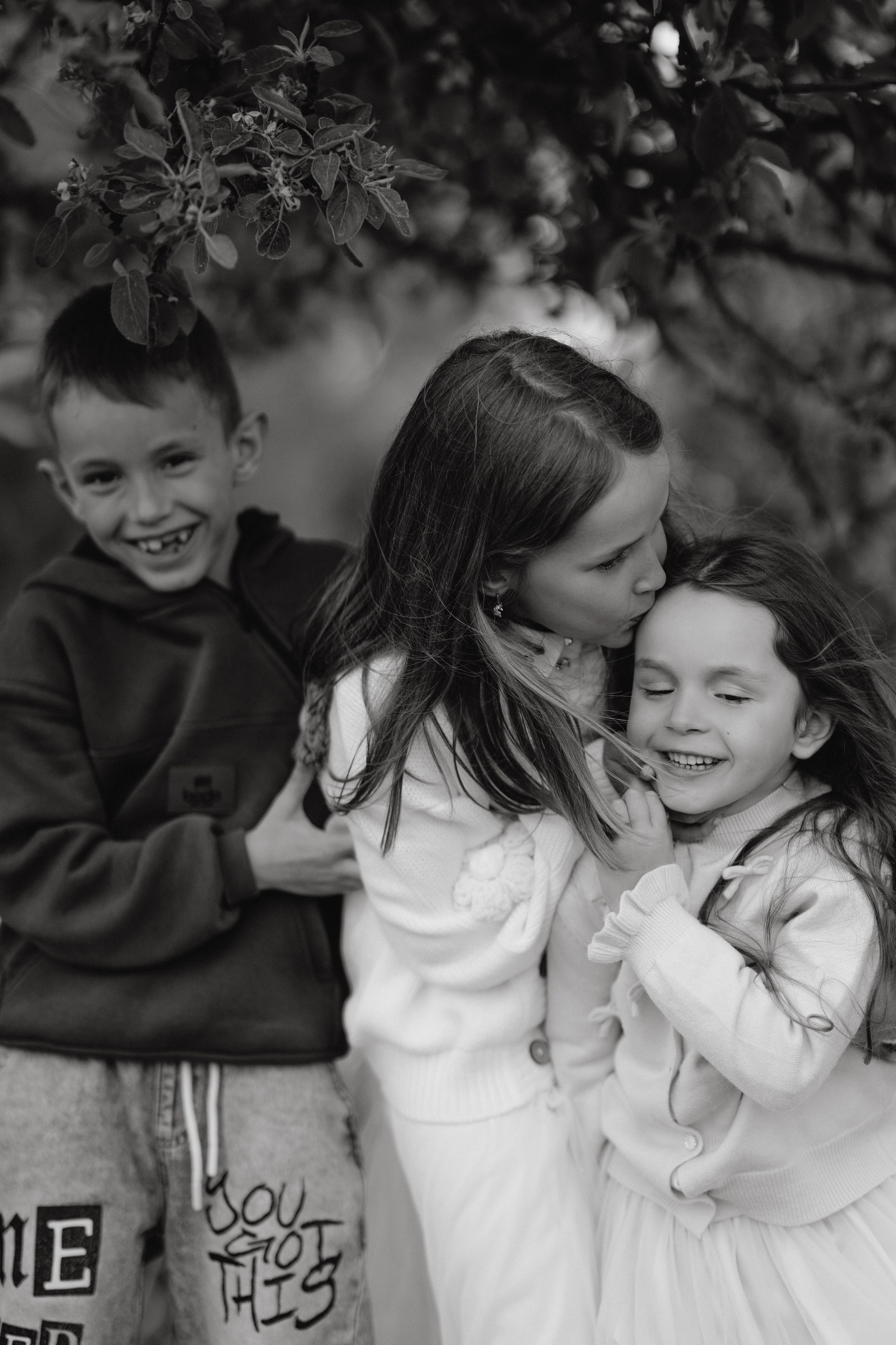 Ксения, Кирилл и Кристина в цветущем саду. Семейный и портретный фотограф в Санкт-Петербурге Татьяна Гримоть