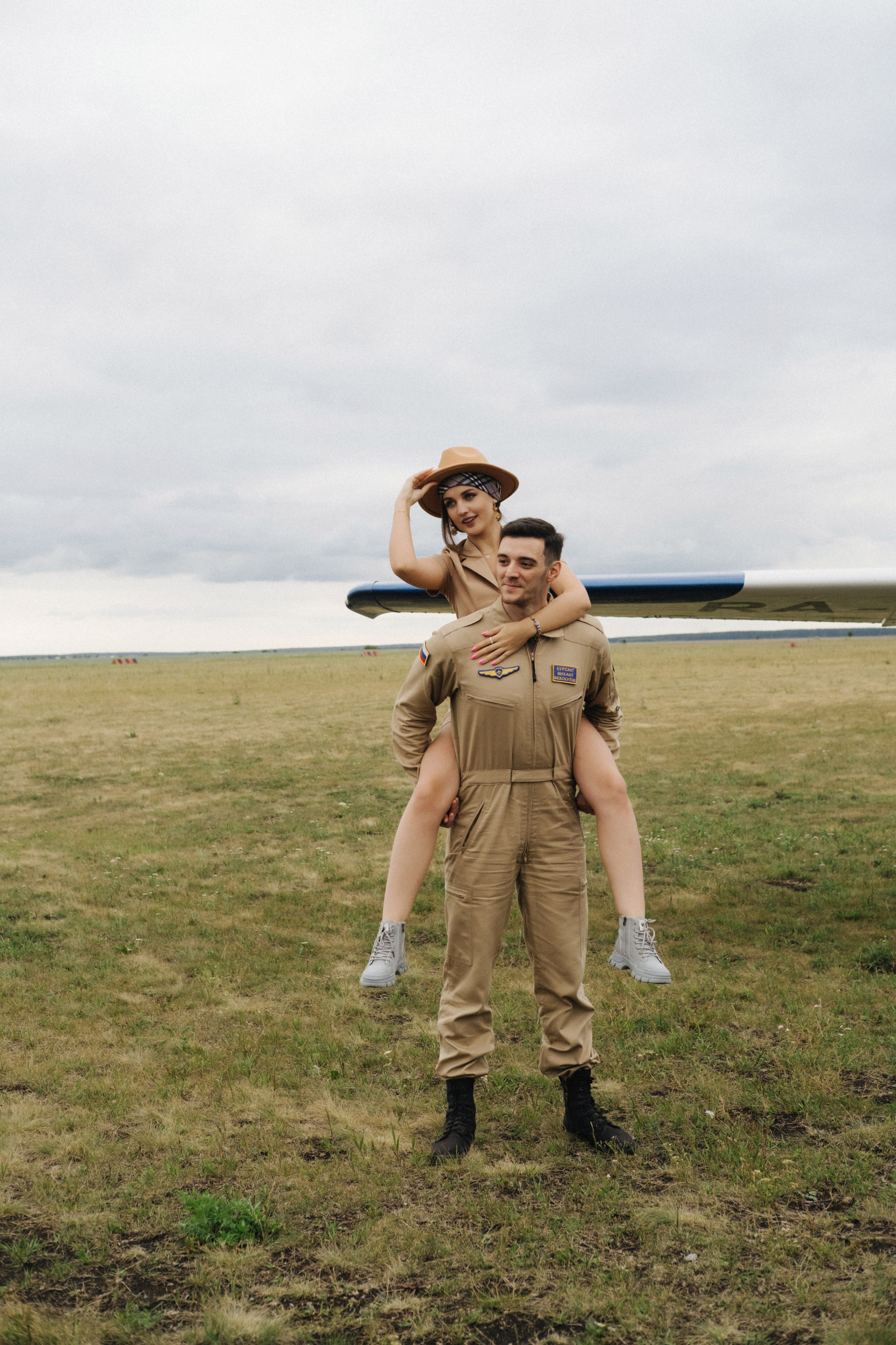 Фотосессия пары с самолетом в Екатеринбурге. Свадебный фотограф в Екатеринбурге — заказ профессиональной фотосесии, все виды фотосъемки