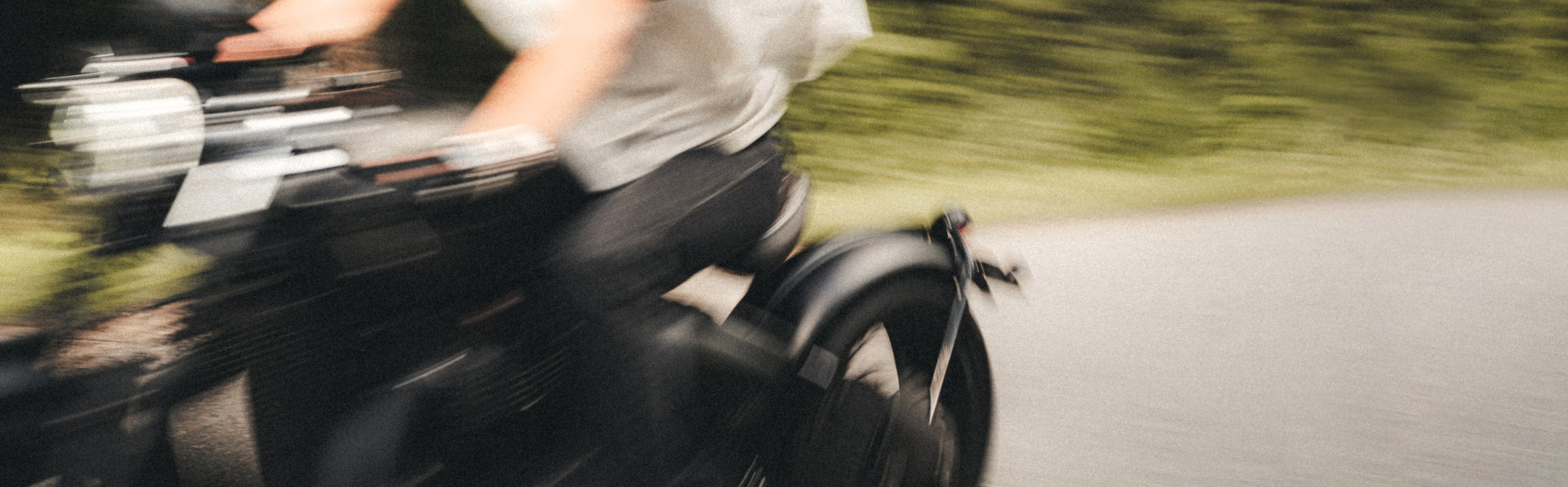 Портретная фотосессия с мотоциклом Triumph Bobber 1200. Фотограф Илья К. в Москве