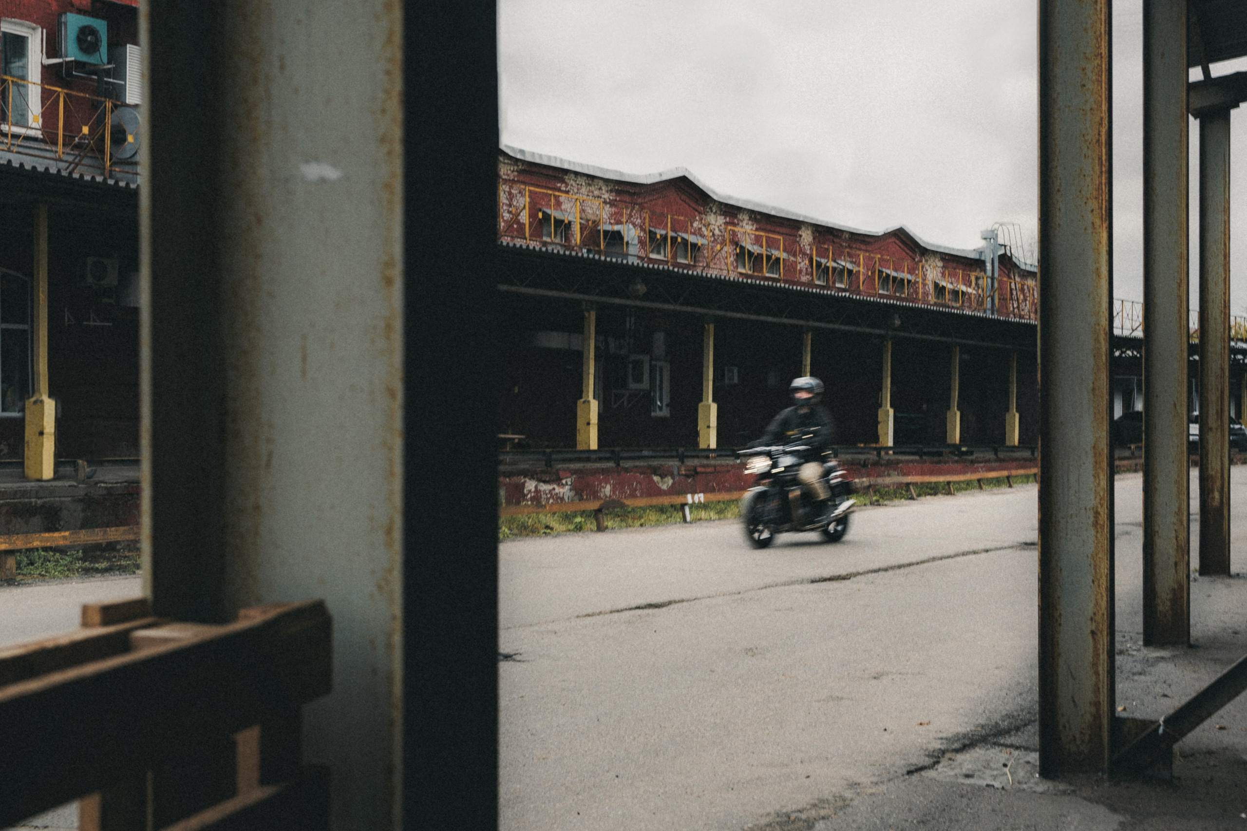 Triumph Speed Twin 1200 x Serge. Фотограф Илья К. в Москве