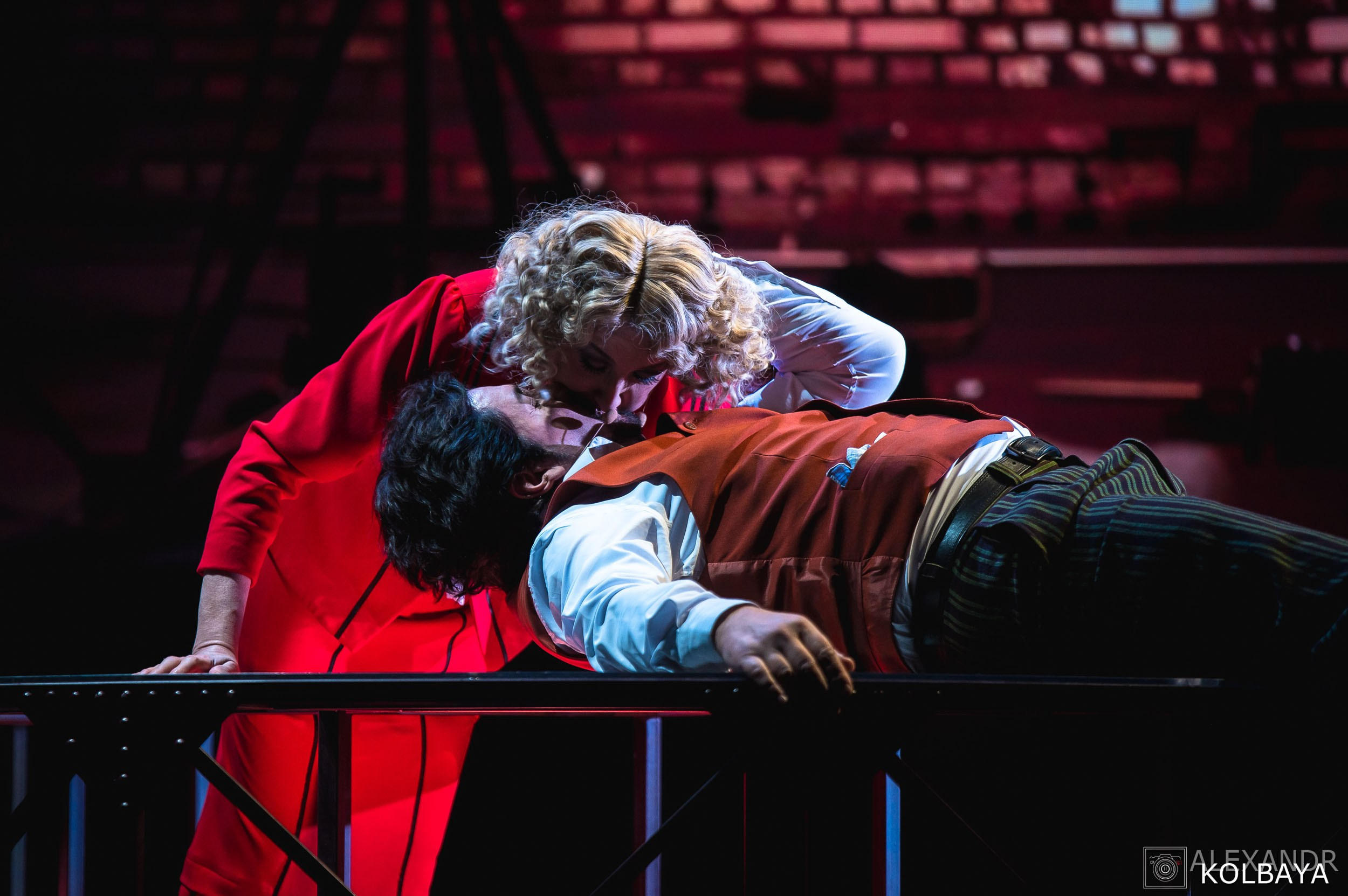 Фотографии со спектакля «Привет, я тетя Чарли». Концертный и театральный репортажный фотограф в Москве Александр Колбая