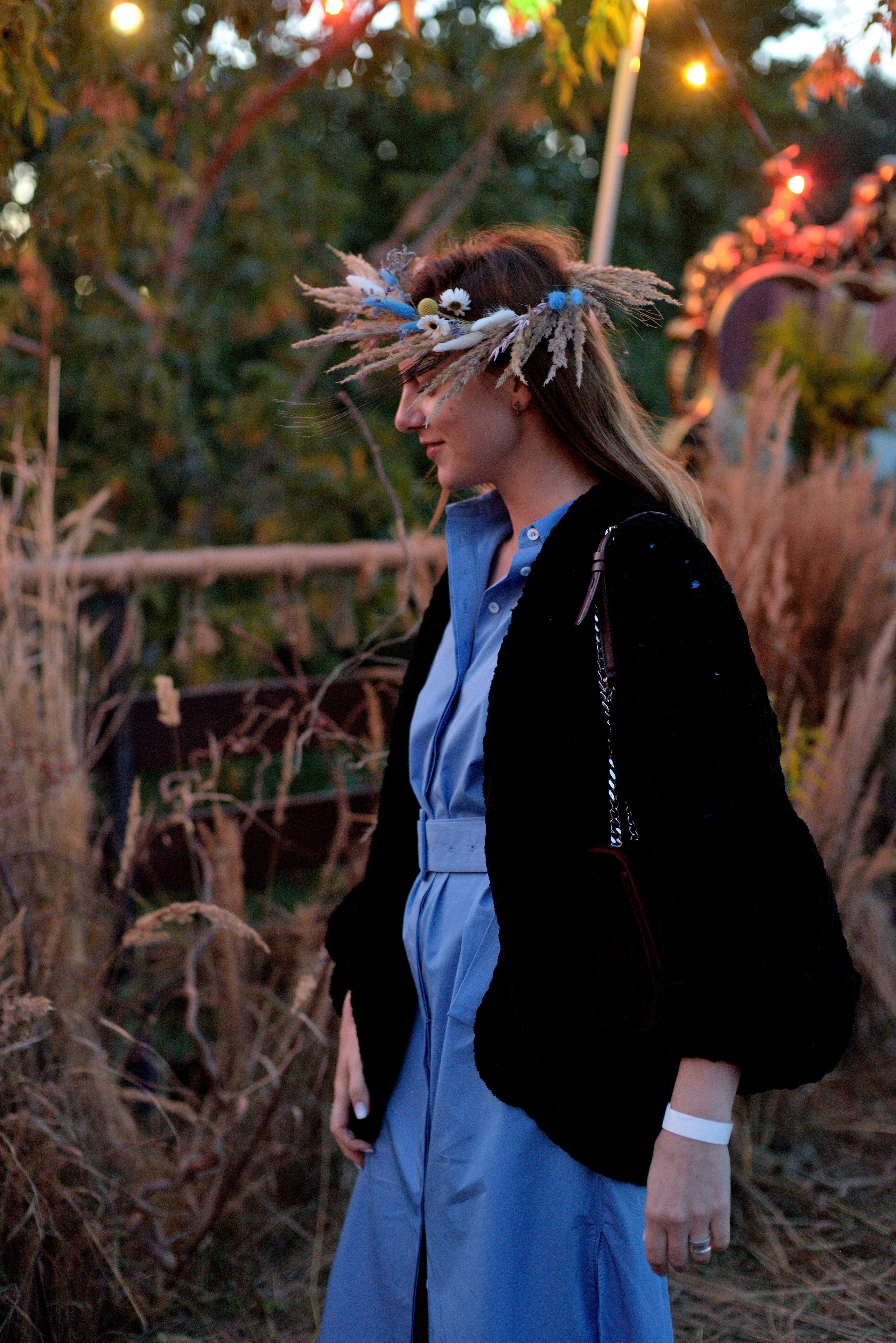 "Девушка позирует на красивом мероприятии флористов".