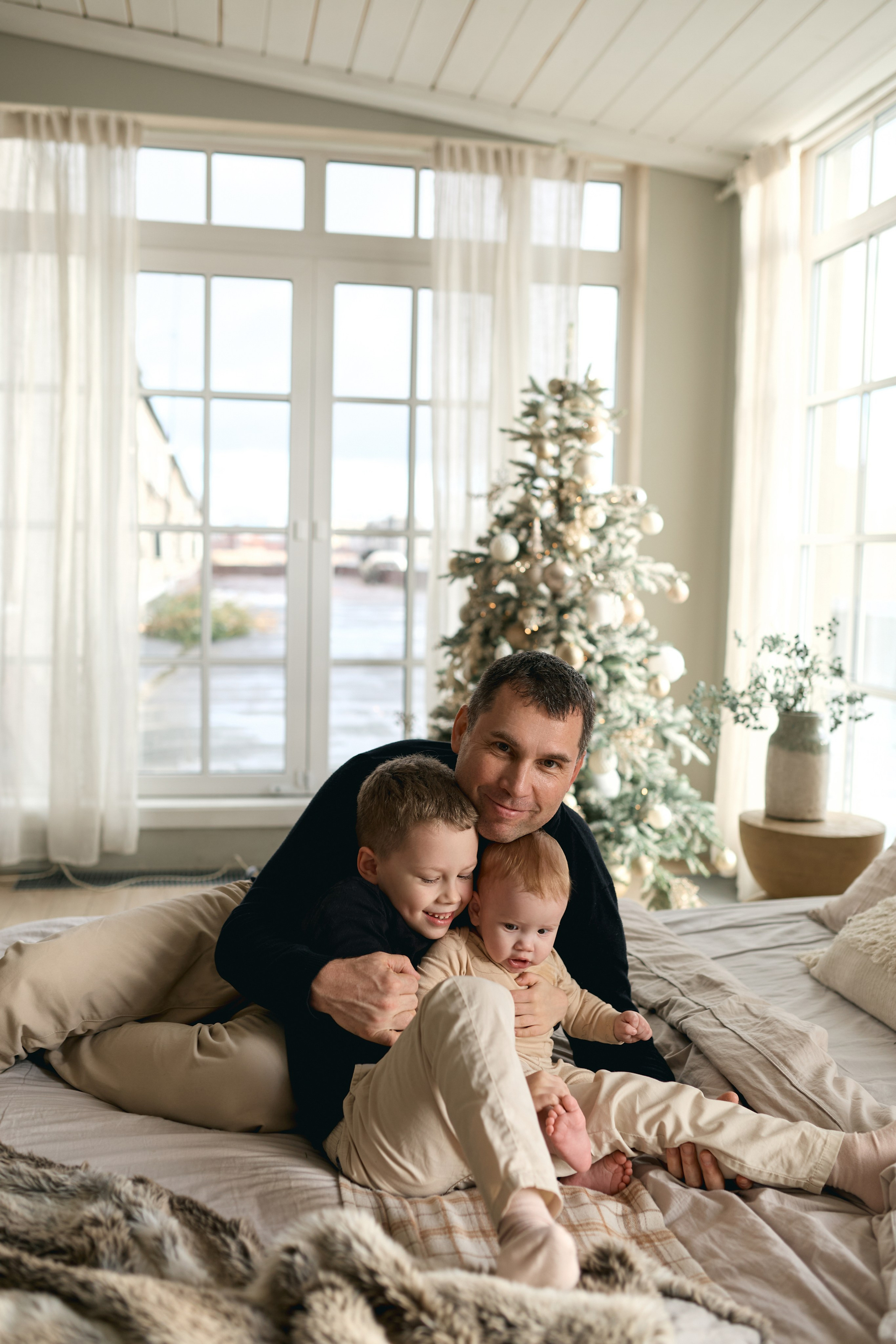 Семейная новогодняя фотосессия в студии. Сестры Карабаза. Фотографы и ретушеры в Москве и Санкт-Петербурге