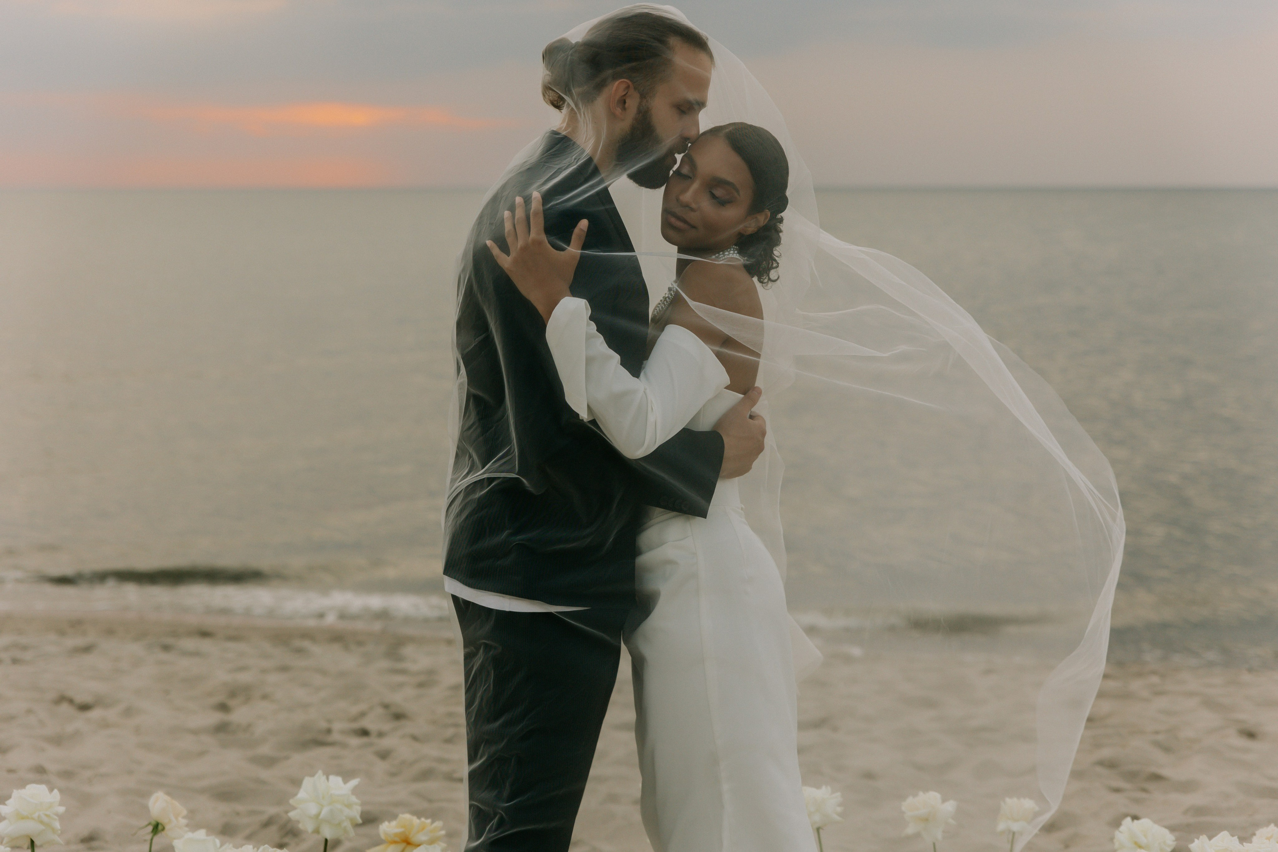 Выездная регистрация на море с белыми розами. Свадебный фотограф Калининград