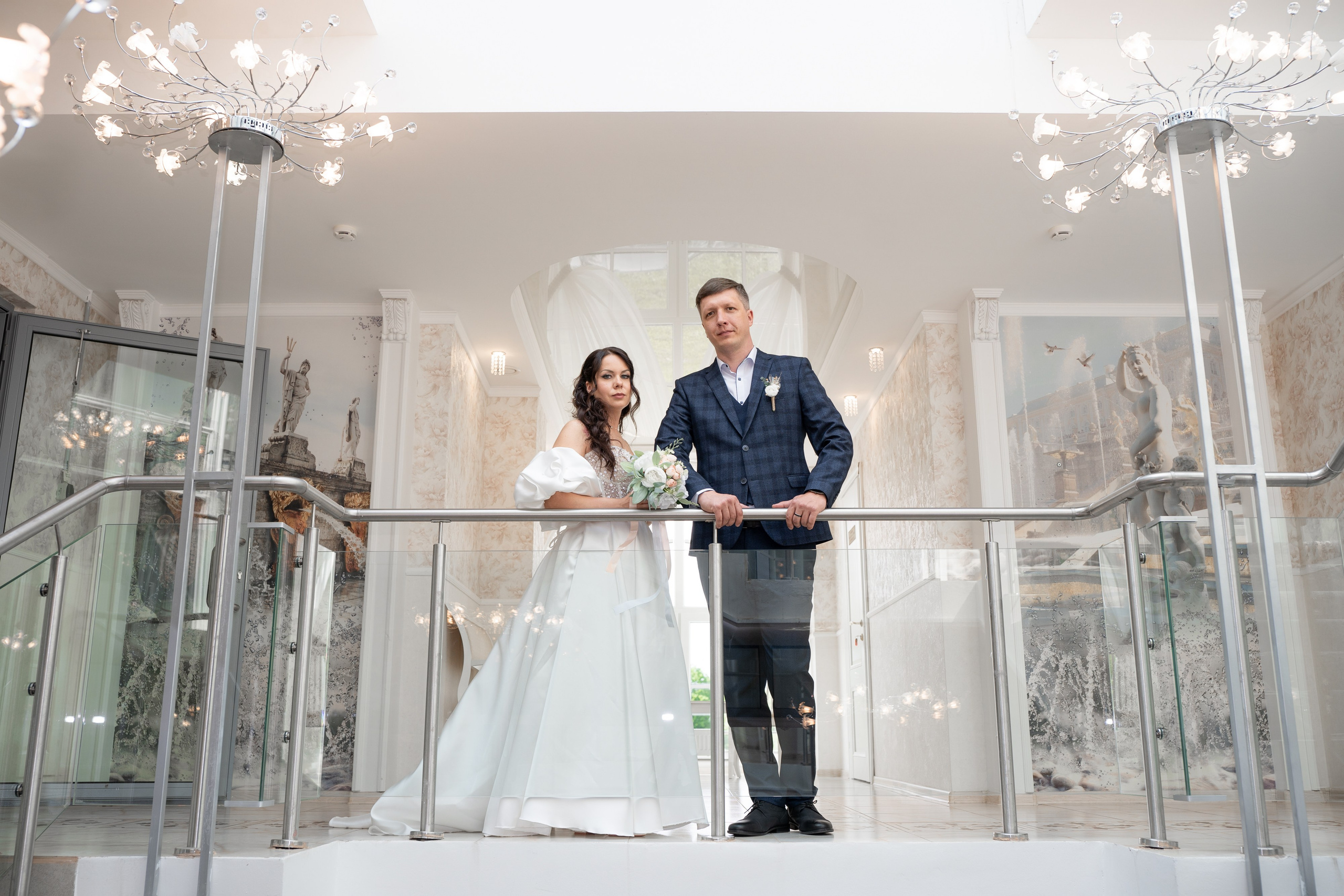 Свадебная фотосессия а загсе Петергофа. Пара на лестнице загса