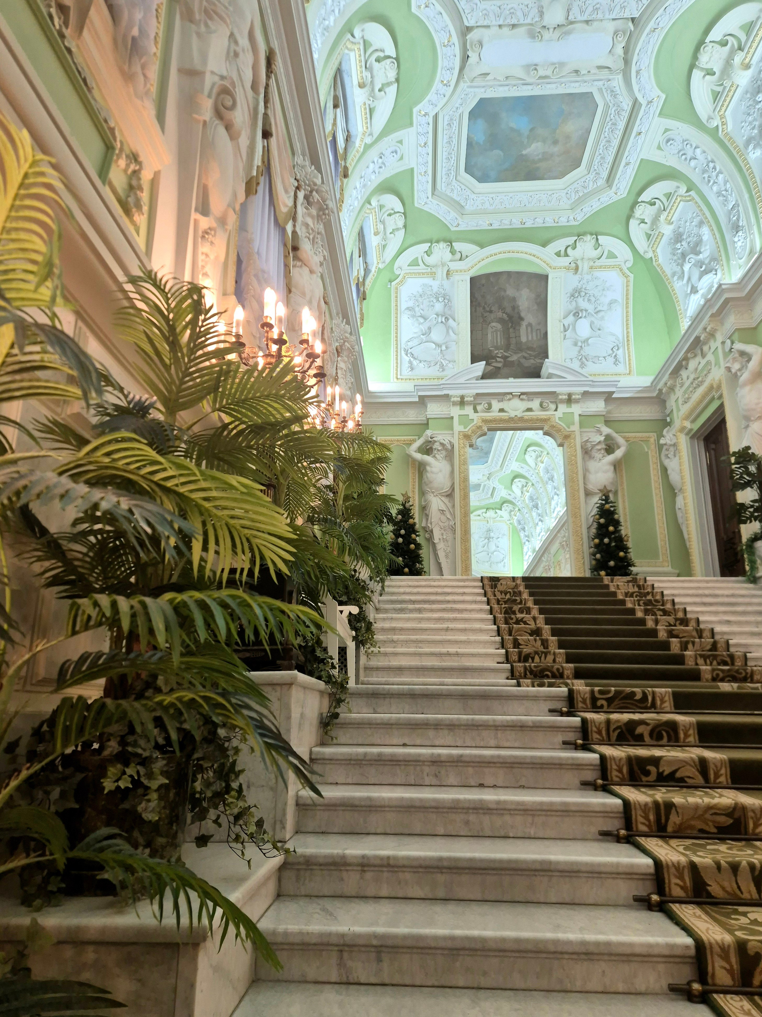 В залах мало сохранилось отделки и убранства, советское время не пощадило. Может устали после фарфора, но обзорная была скучная и неинтересная