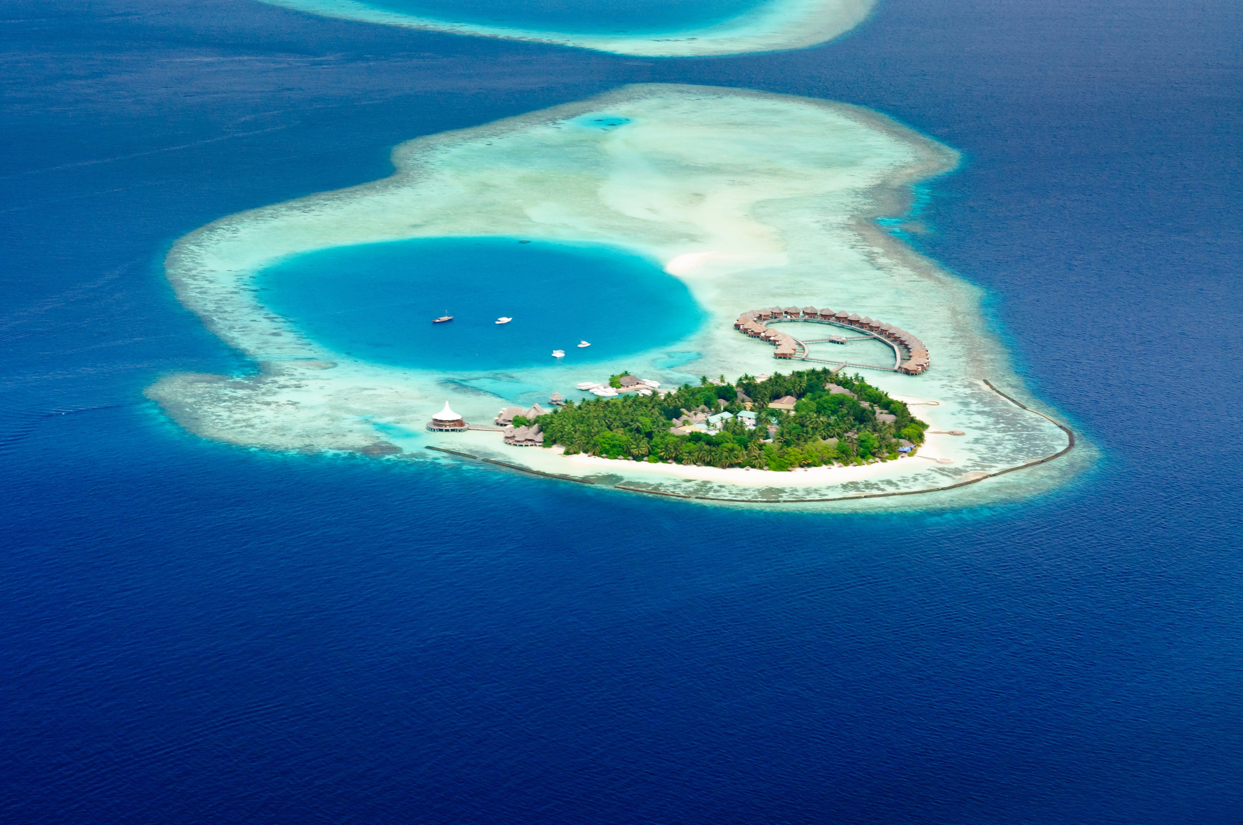 Вид с воздуха  на остров и лагуну. Мальдивы