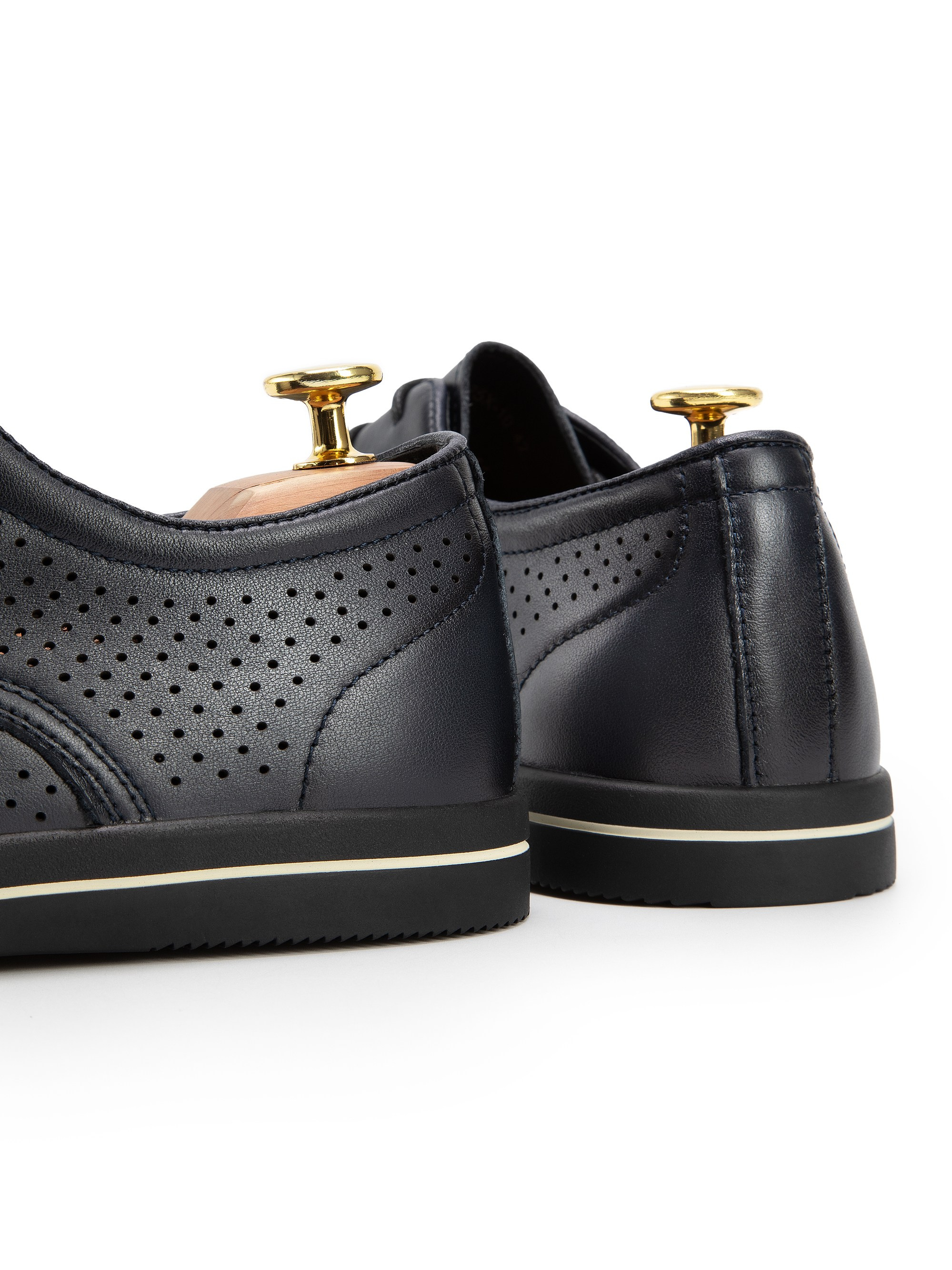 Каталожная фотография обуви. Фотограф в Москве Егор Гончаров