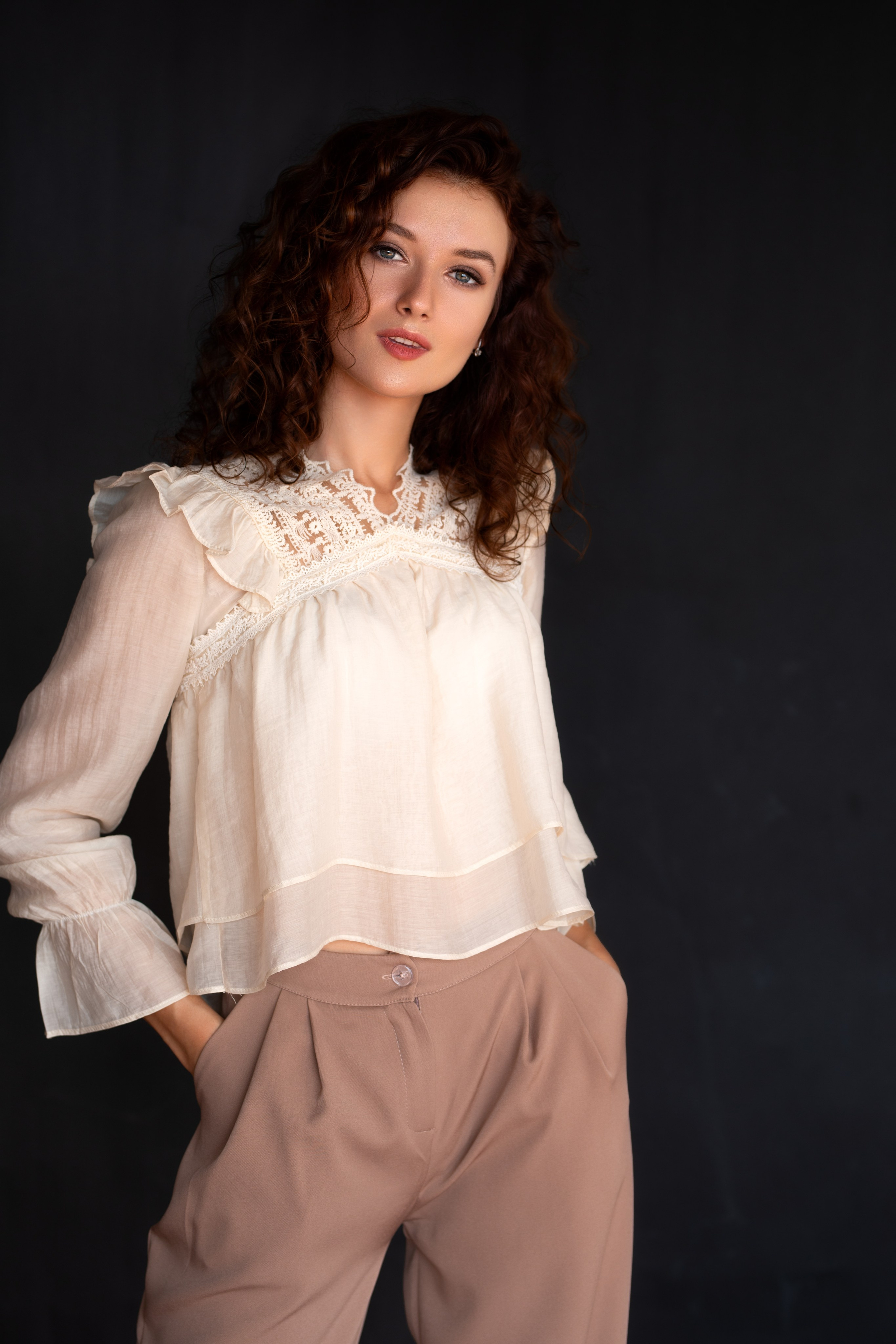 Фотосет с Анастасией в студии с минимальным интерьером в формате для «себя»