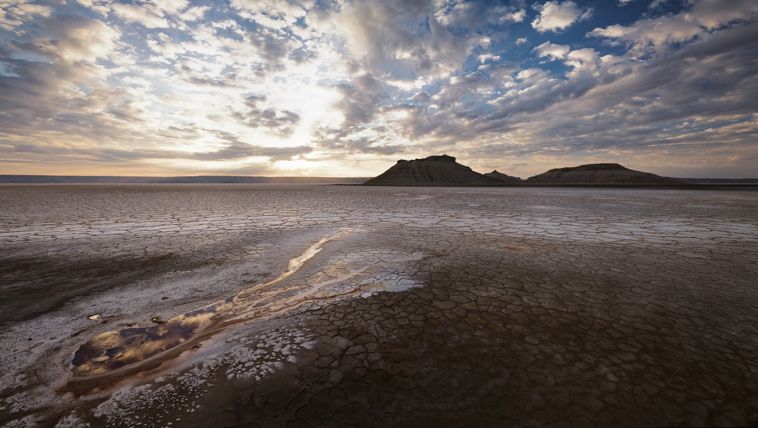 Рассвет на Карынжарыке, источник на переднем плане, солончак и горы Три брата на фоне рассвета на заднем