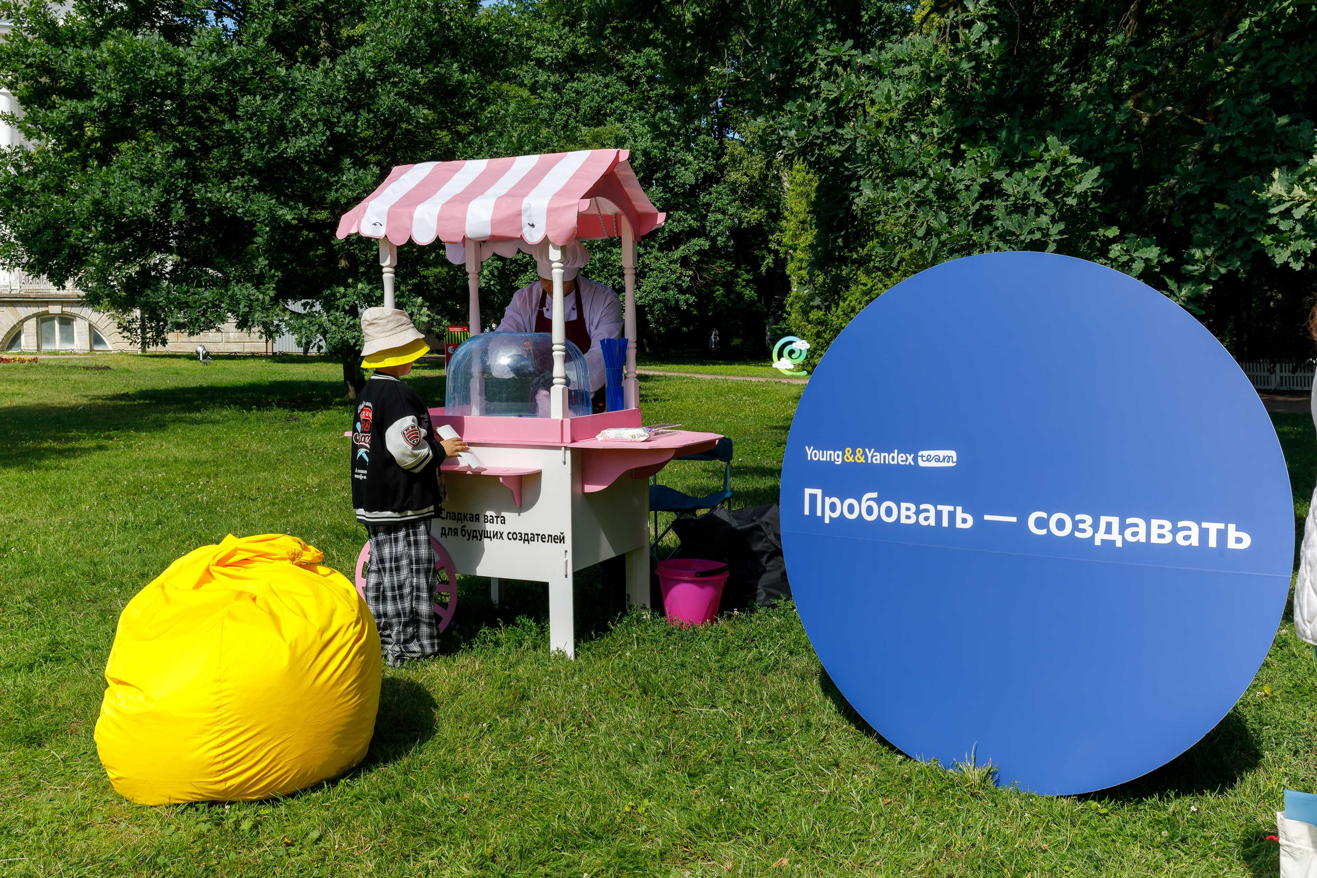 Фоторепортаж: стенд Яндекс Образования на ITMO Family Day 2024. Репортажный фотограф Москва Сергей Мирошников