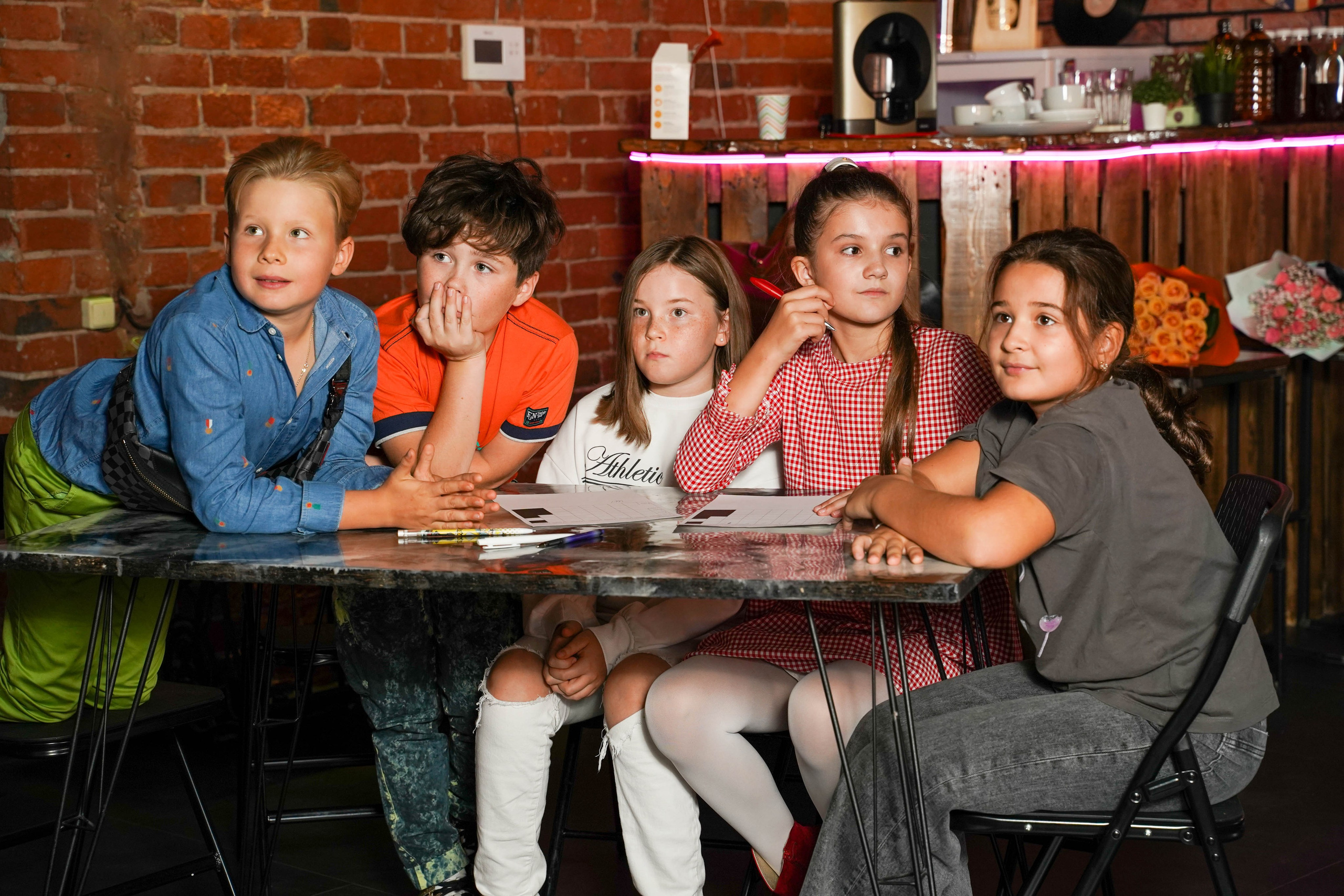 Команда детей за столом во время квиза