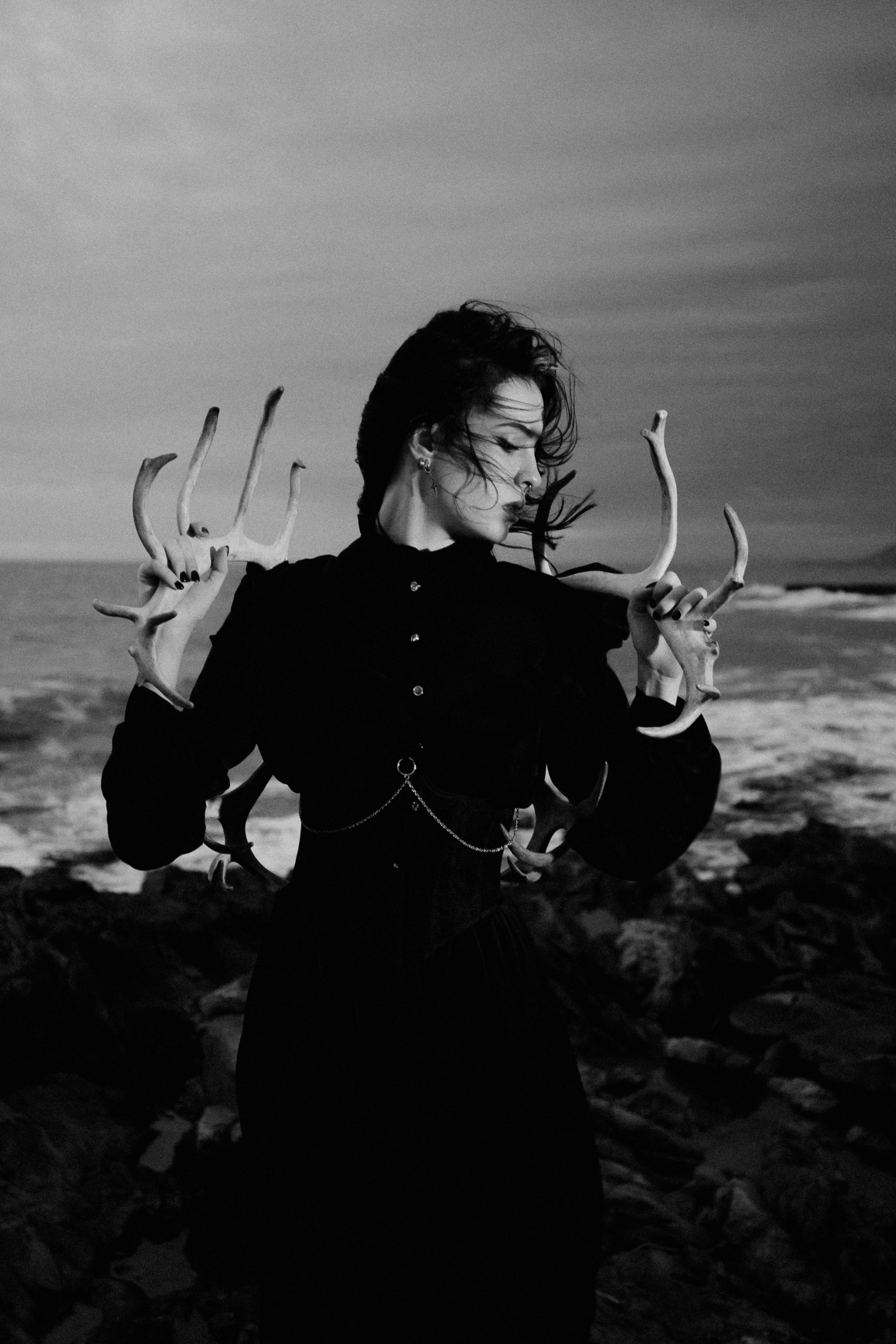 Съёмка у моря с оленьими рогами