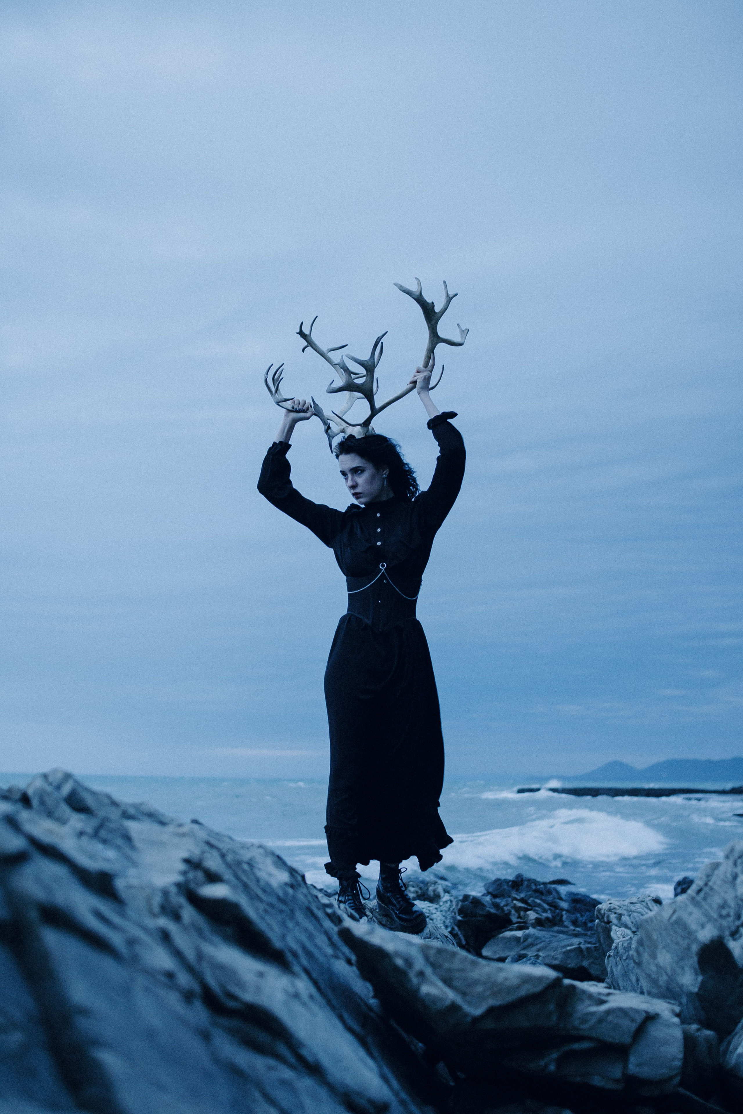 Съёмка у моря с оленьими рогами