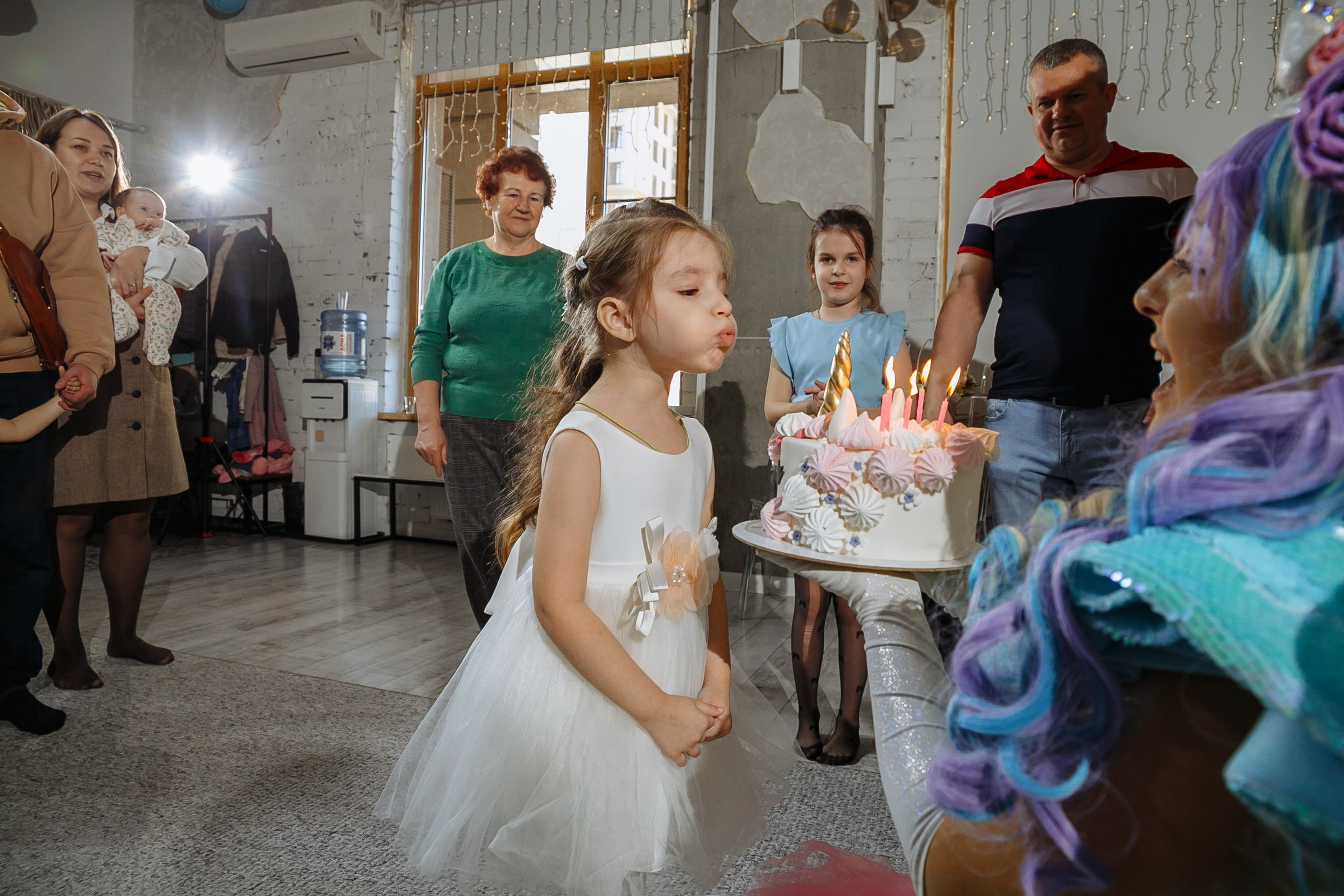 Насте 5 лет, дети играют в Ангел лофт. Событийный фотограф Максим Бескоровайновнов