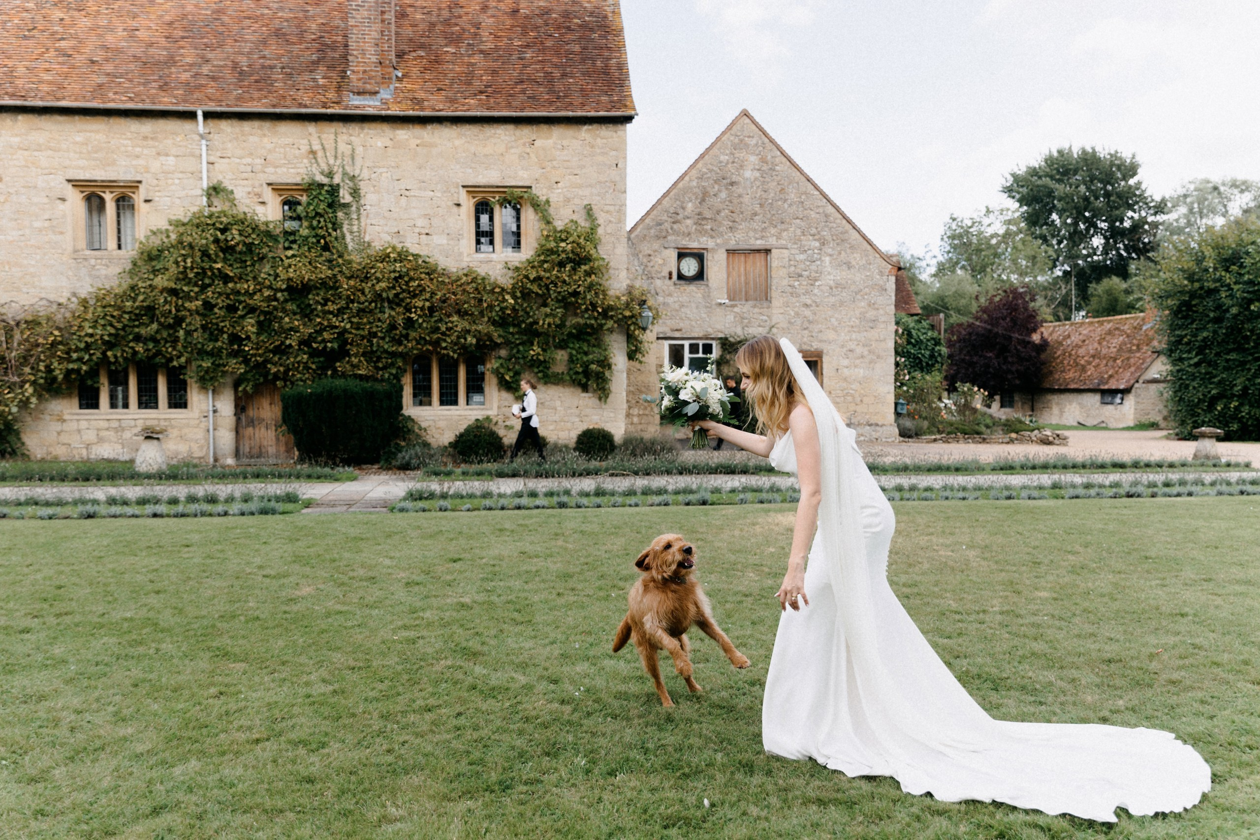 Ana & Tom Wedding at Notley Abbey. Moments Catchers — Wedding Photography & Video Duo in London