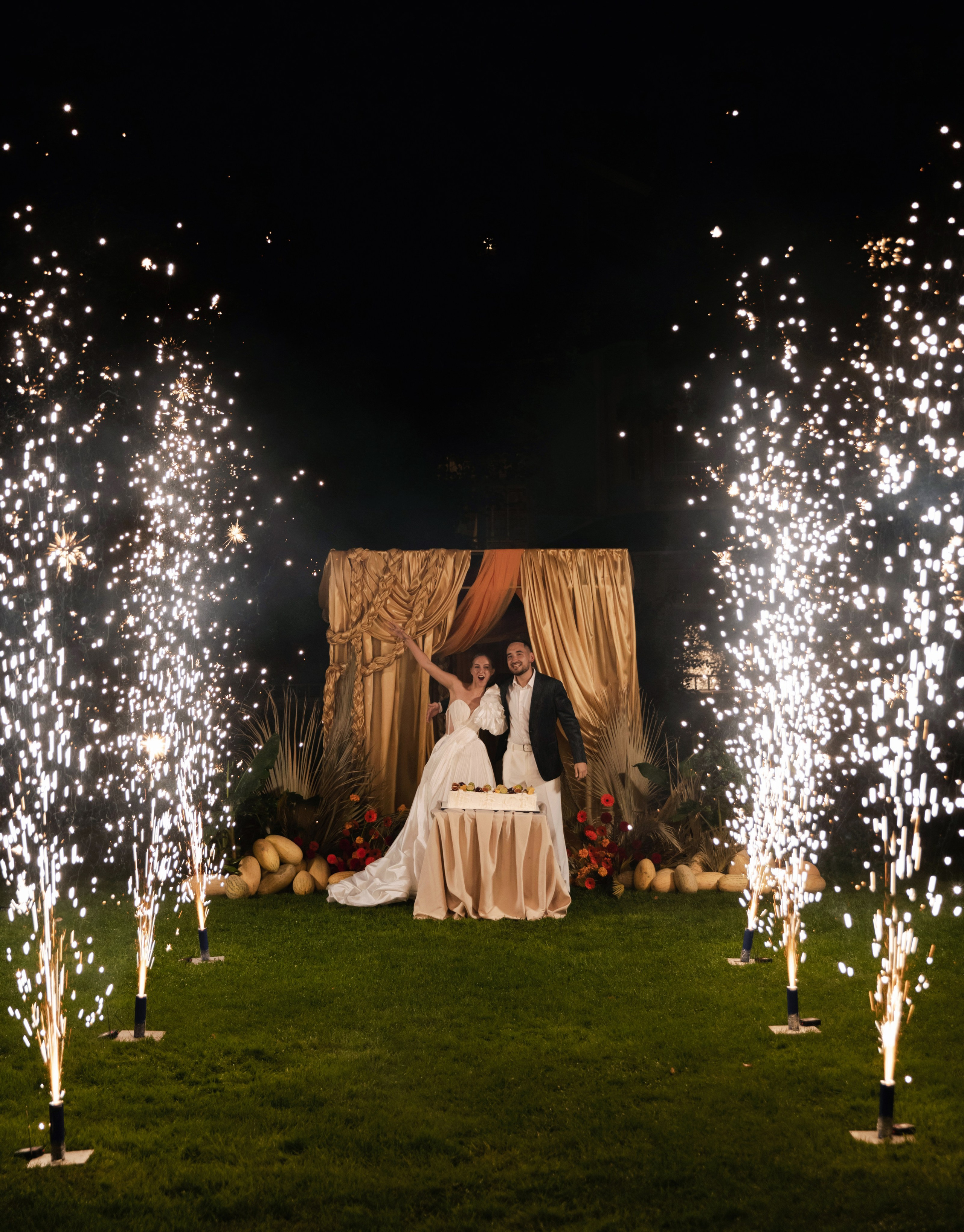 В ЛУЧАХ ЗАКАТА НА БЕРЕГУ МОРСКОМ