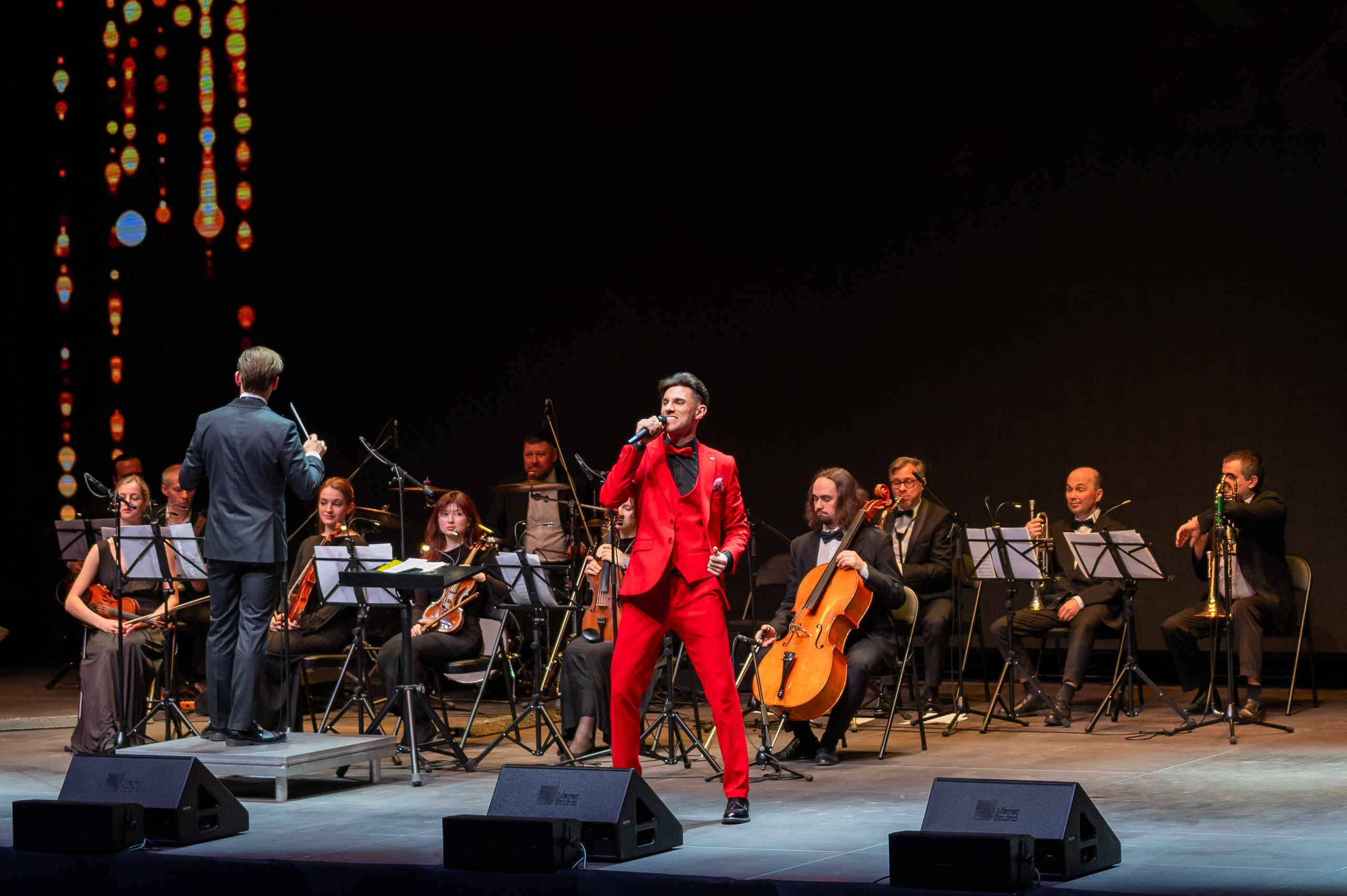 Концертная программа Дня местного самоуправления. Солист в красном костюме выступает с живым оркестром в Санкт-Петербурге | Фото: Евгений Мальцев.