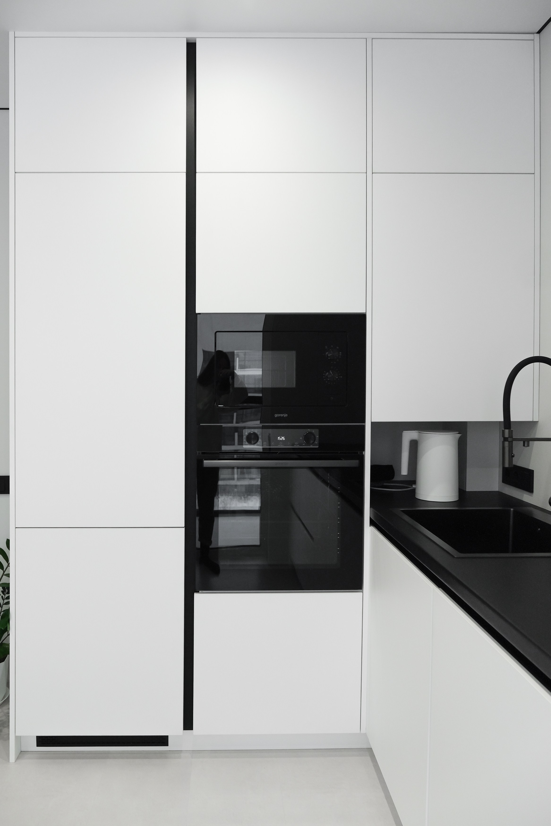 Мебель на заказ в Томске ЖК Михайловский Парк | Минималистичная кухня. ГУДРУМ — Мебель на заказ в Томске | Кухни | Шкафы | Стулья и Столы