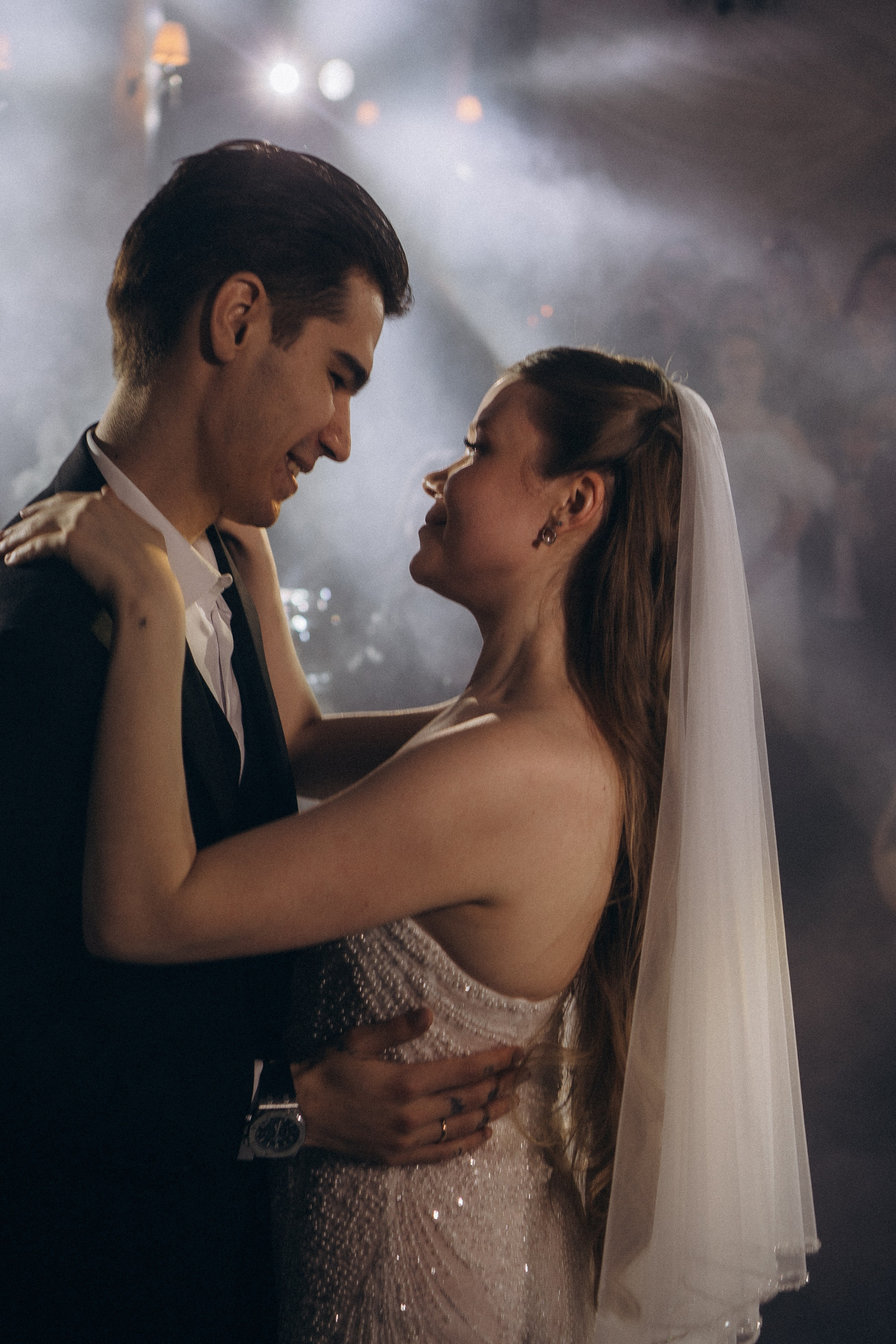 ПЕРВЫЙ ТАНЕЦ МОЛОДЫХ НА БАНКЕТЕ. ТРОГАТЕЛЬНЫЙ МОМЕНТ (СНЯТО В СИБИРЕ В НИЖНЕВАРТОВСКЕ). Профессиональный фотограф, Санкт-Петербург — Виктория Богомолова