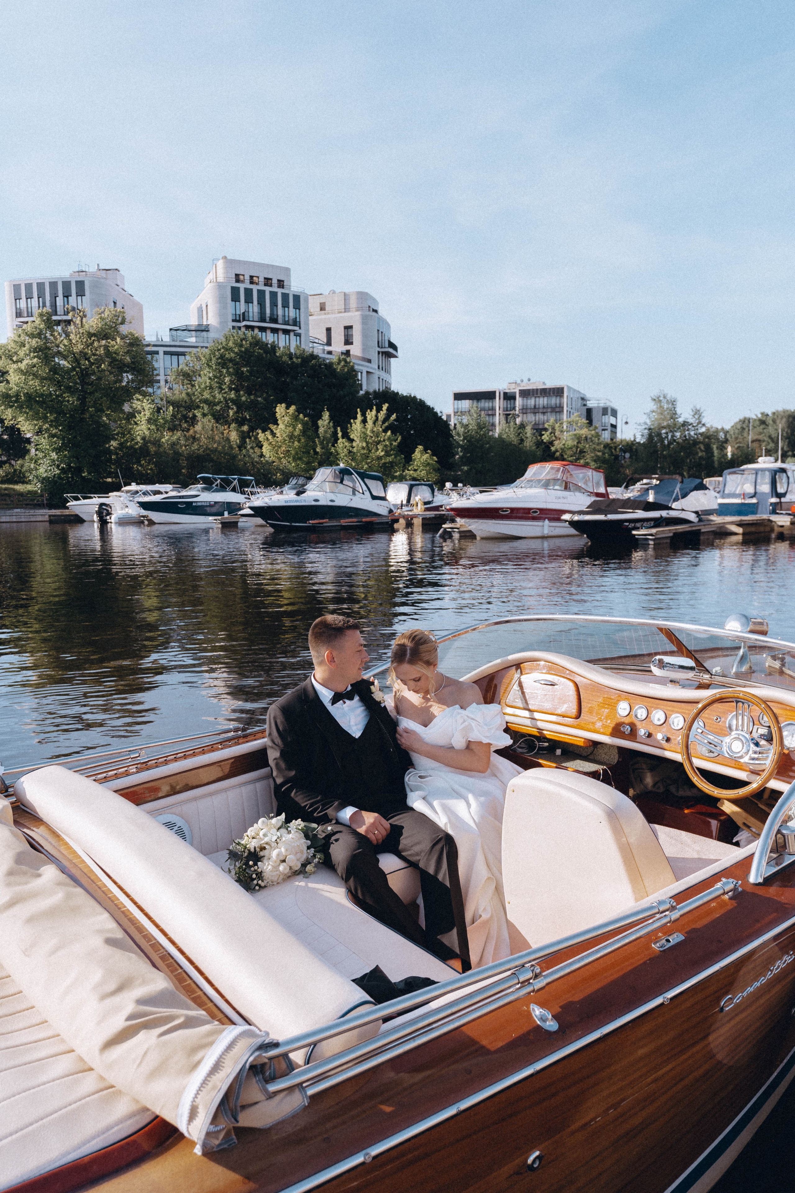 СВАДЕНБНАЯ СЬЕМКА НА КАТЕРЕ ПО КАНАЛАМ САНКТ-ПЕТЕРБУРГА И В АКВАТОРИИ НЕВЫ. Профессиональный фотограф, Санкт-Петербург — Виктория Богомолова