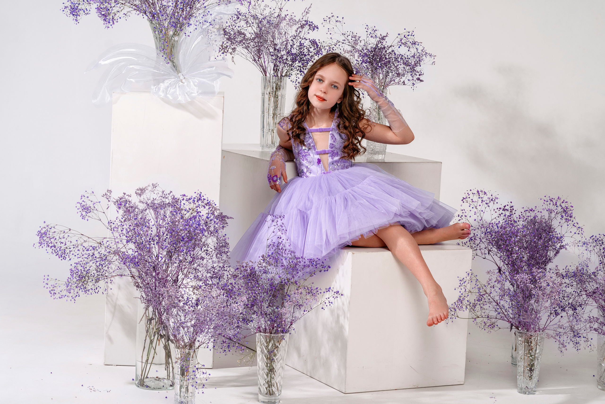лавандовое платье, фиолетовая гипсофила, фотосессия в студии, фиолетовый
