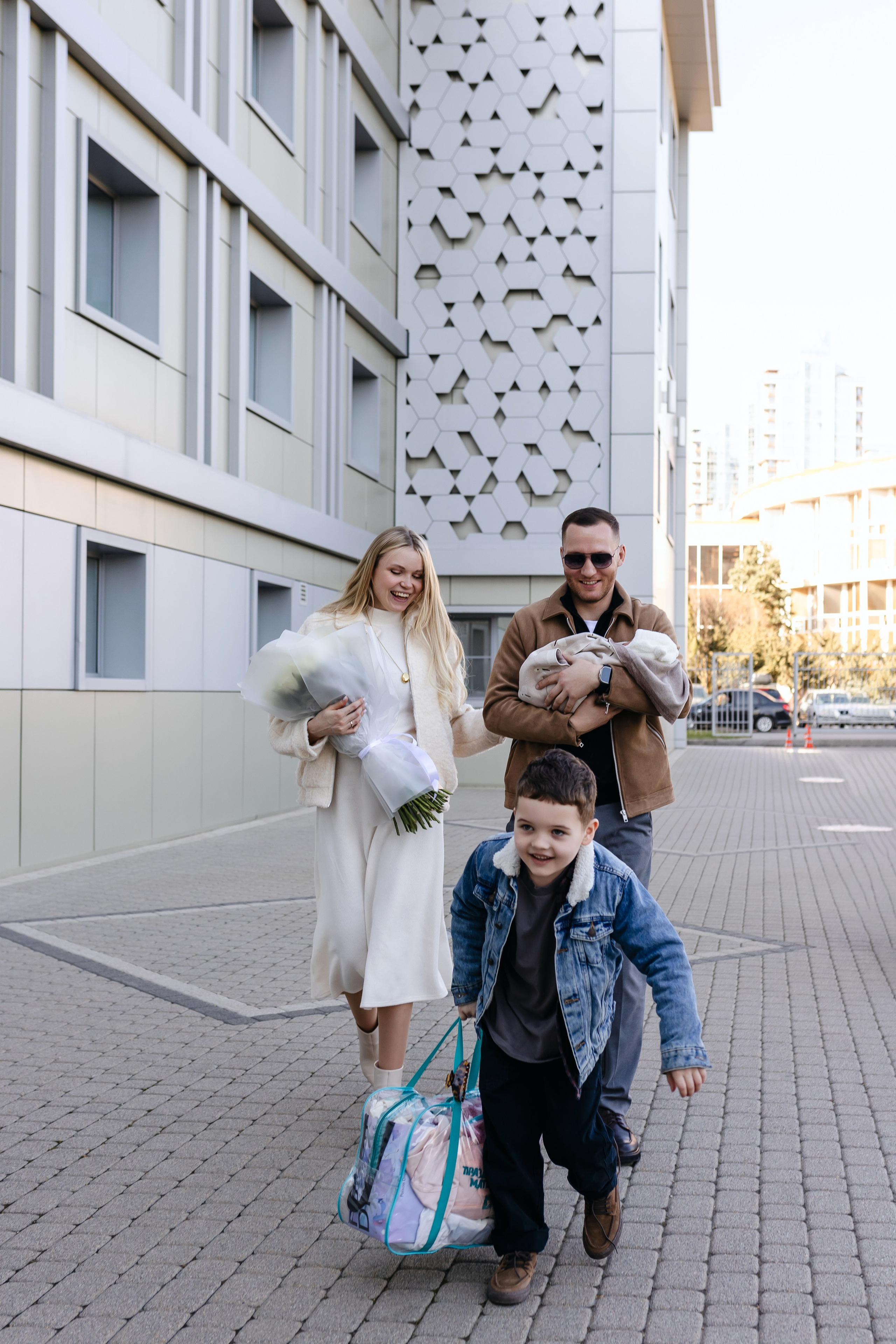 Фотограф на выписку из роддома в Краснодаре, выписка из Екатерининского роддома, фотограф Яна Морева. Семейный фотограф в Краснодаре Яна Морева