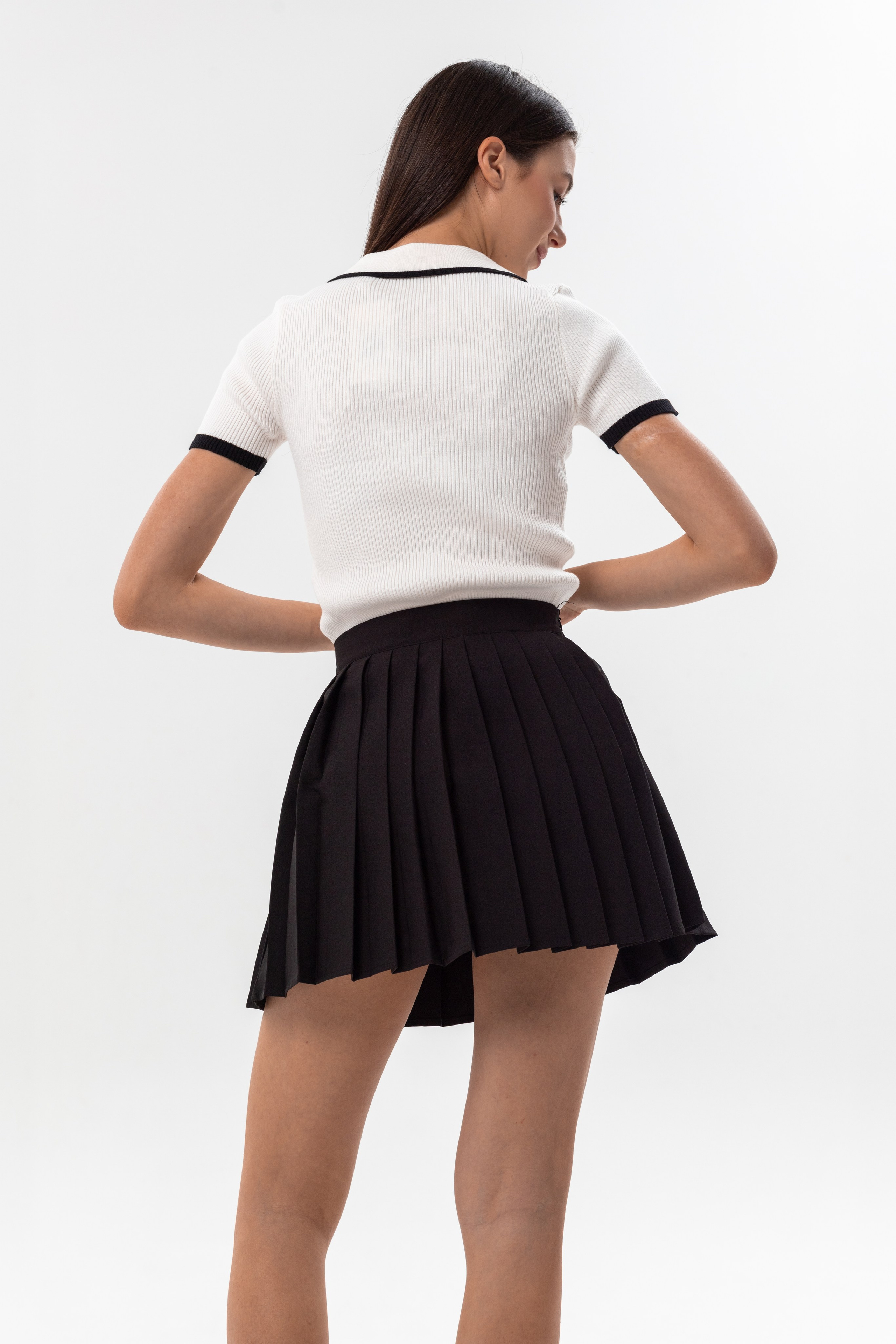 Модельная на циклораме (белый/серый фон). Съёмки для брендов и маркетплейсов