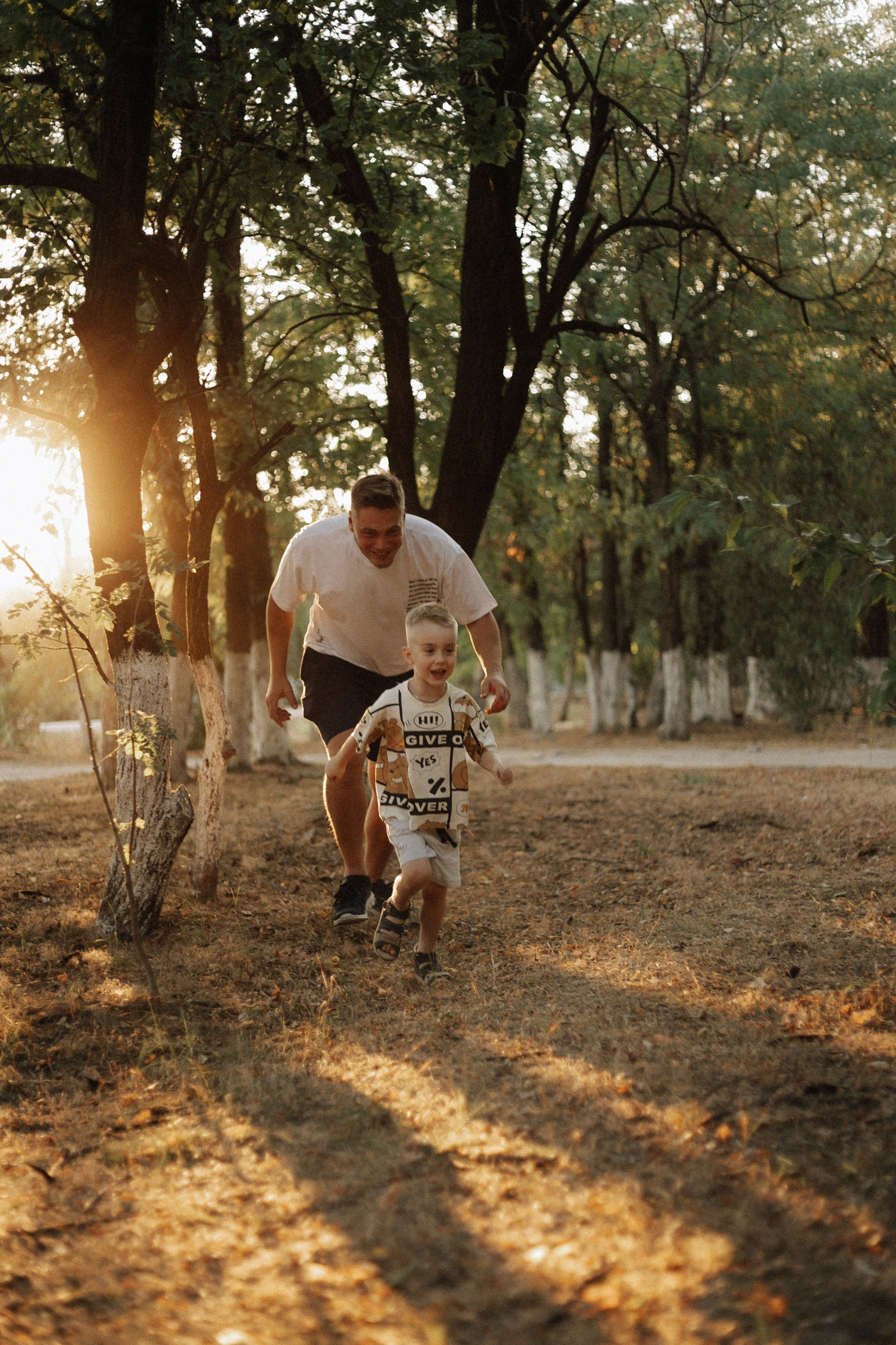 Папа учит сына кататься на велосипеде. Фотограф в Крыму | Виктория Нотевская