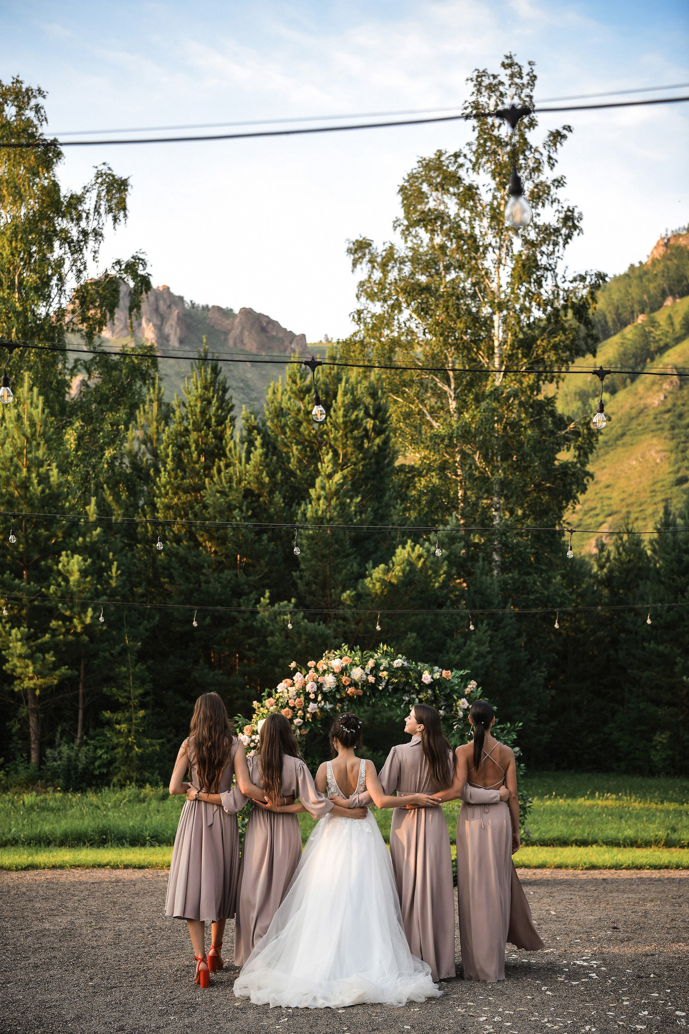 🌄 Демьян и Катя — свадьба в нацпарке "Столбы" | Веселый банкет и эпичные фото на скалах. 📸 Свадебный и семейный фотограф в Красноярске Тихомиров Евгений | 17 лет опыта | 800+ свадеб