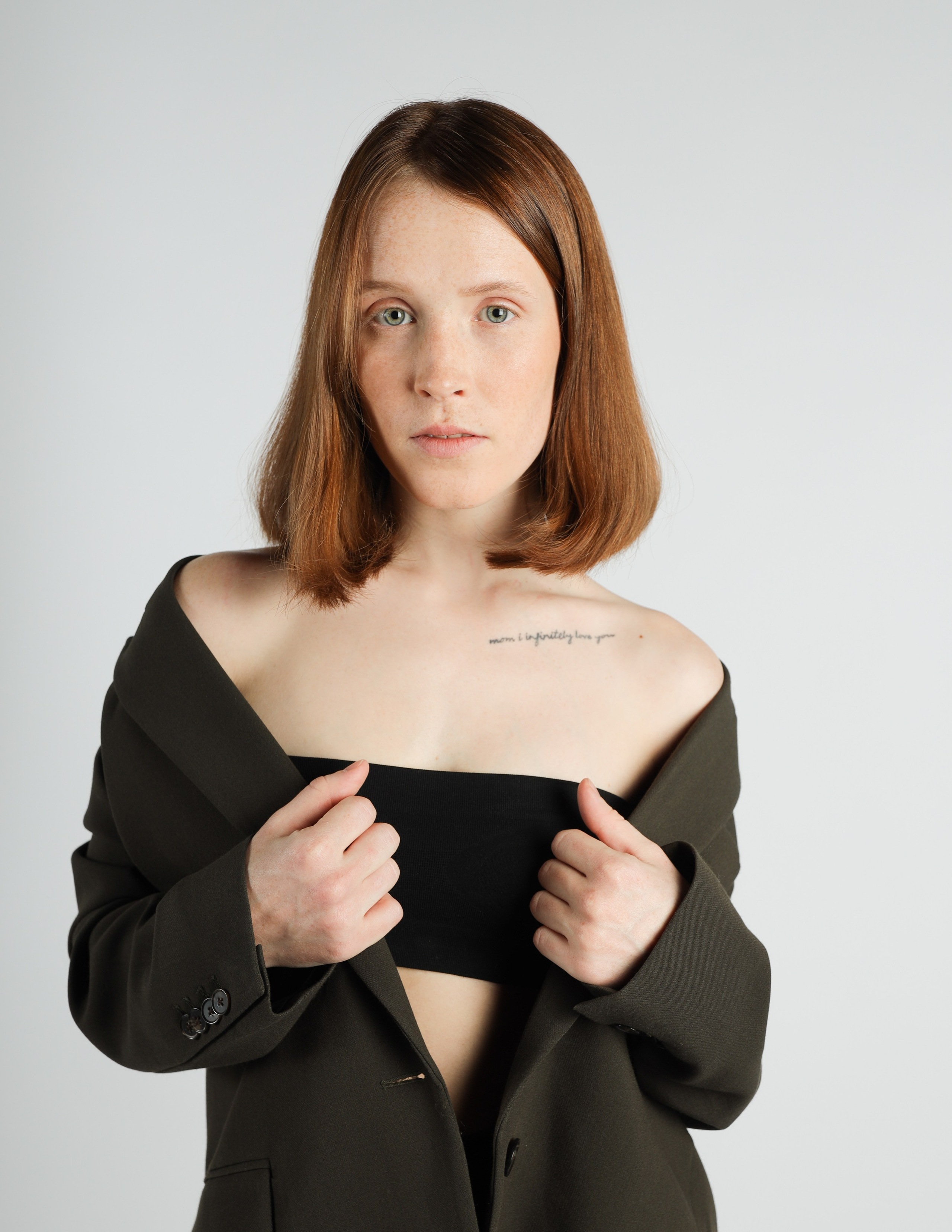 Рыжая девушка с зелеными глазами в пиджаке