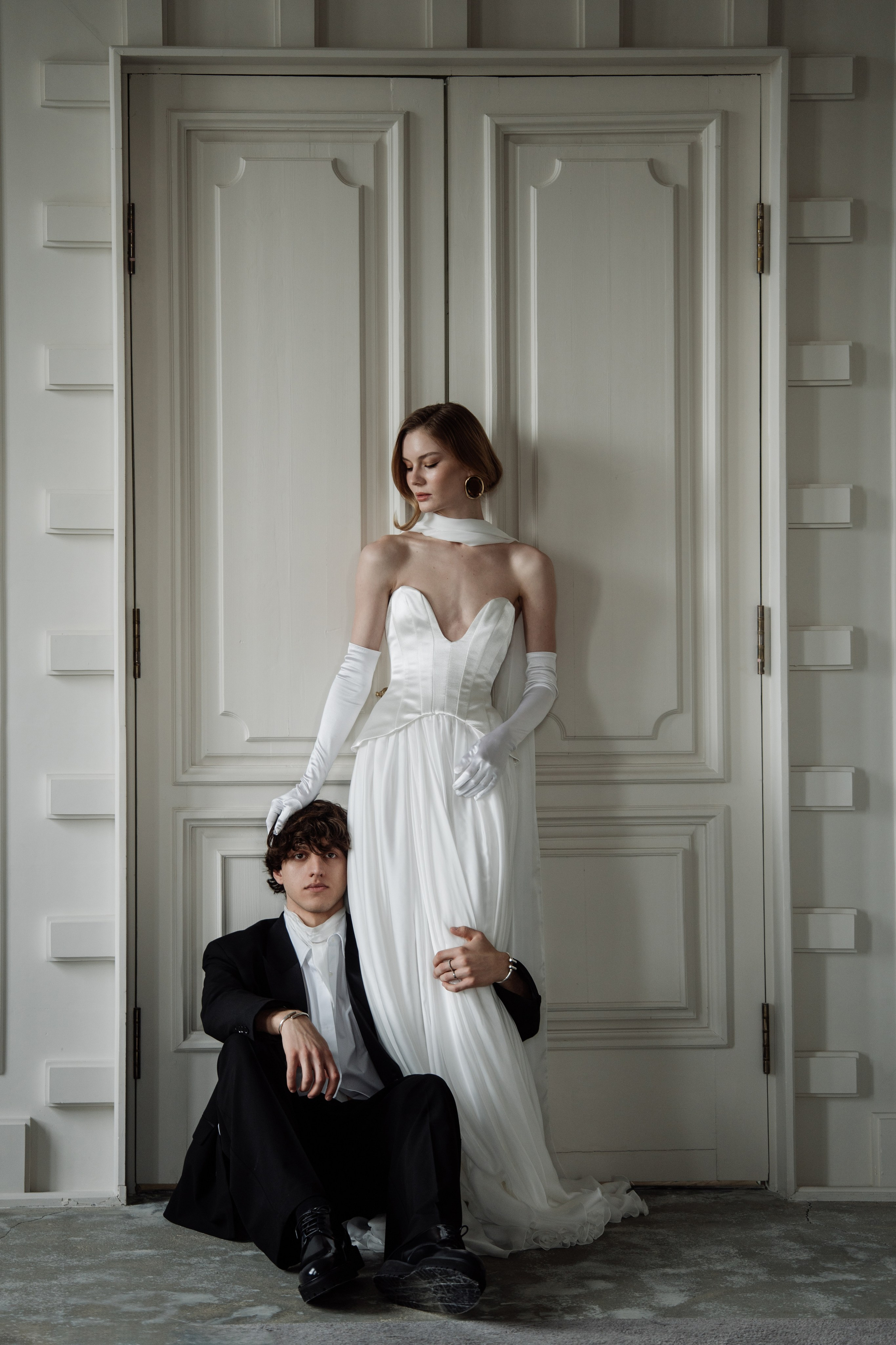 Свадебный фотограф Анапа — студийная съемка жениха и невесты в светлом интерьере.