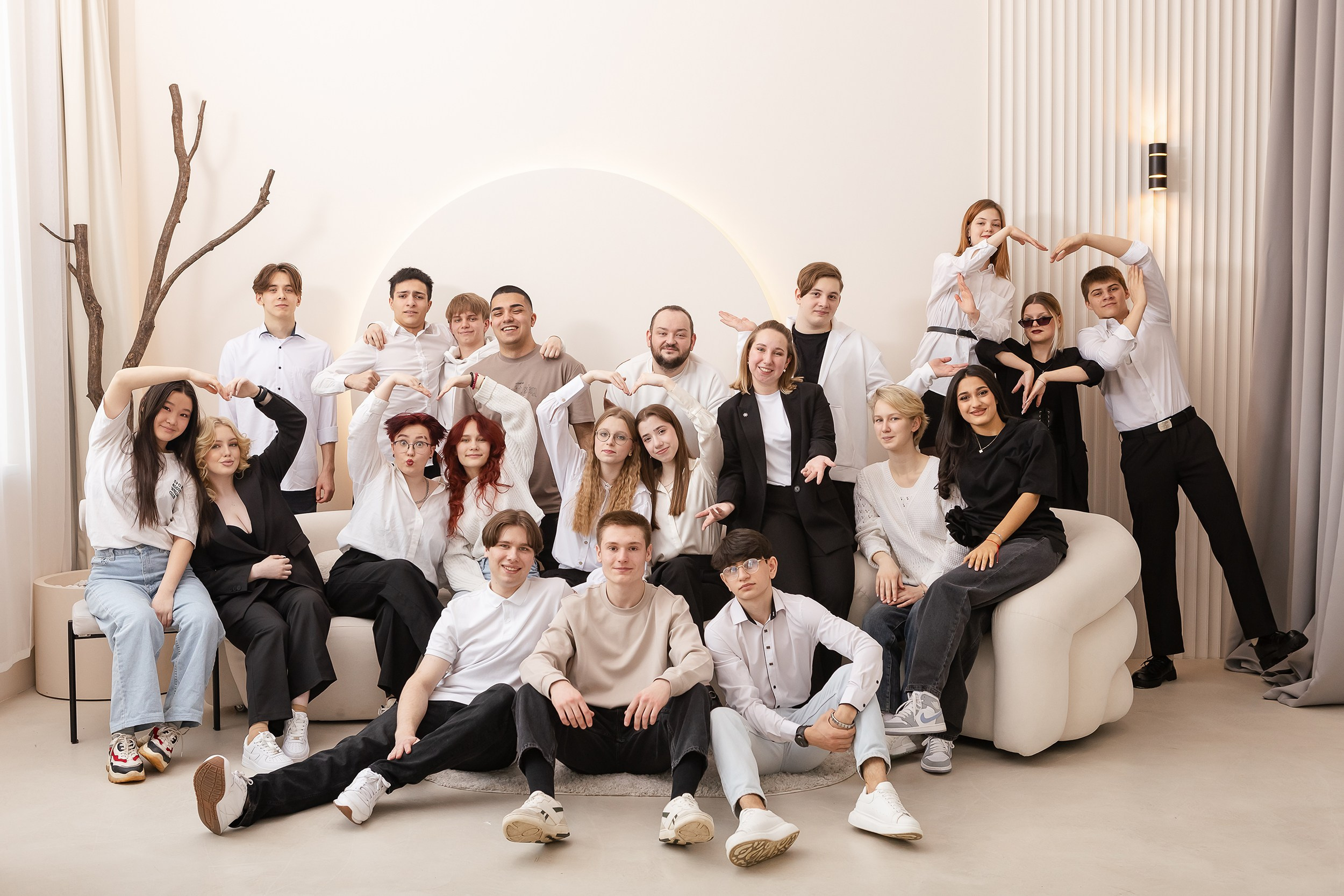 Групповое фото школьников в светлой студии
