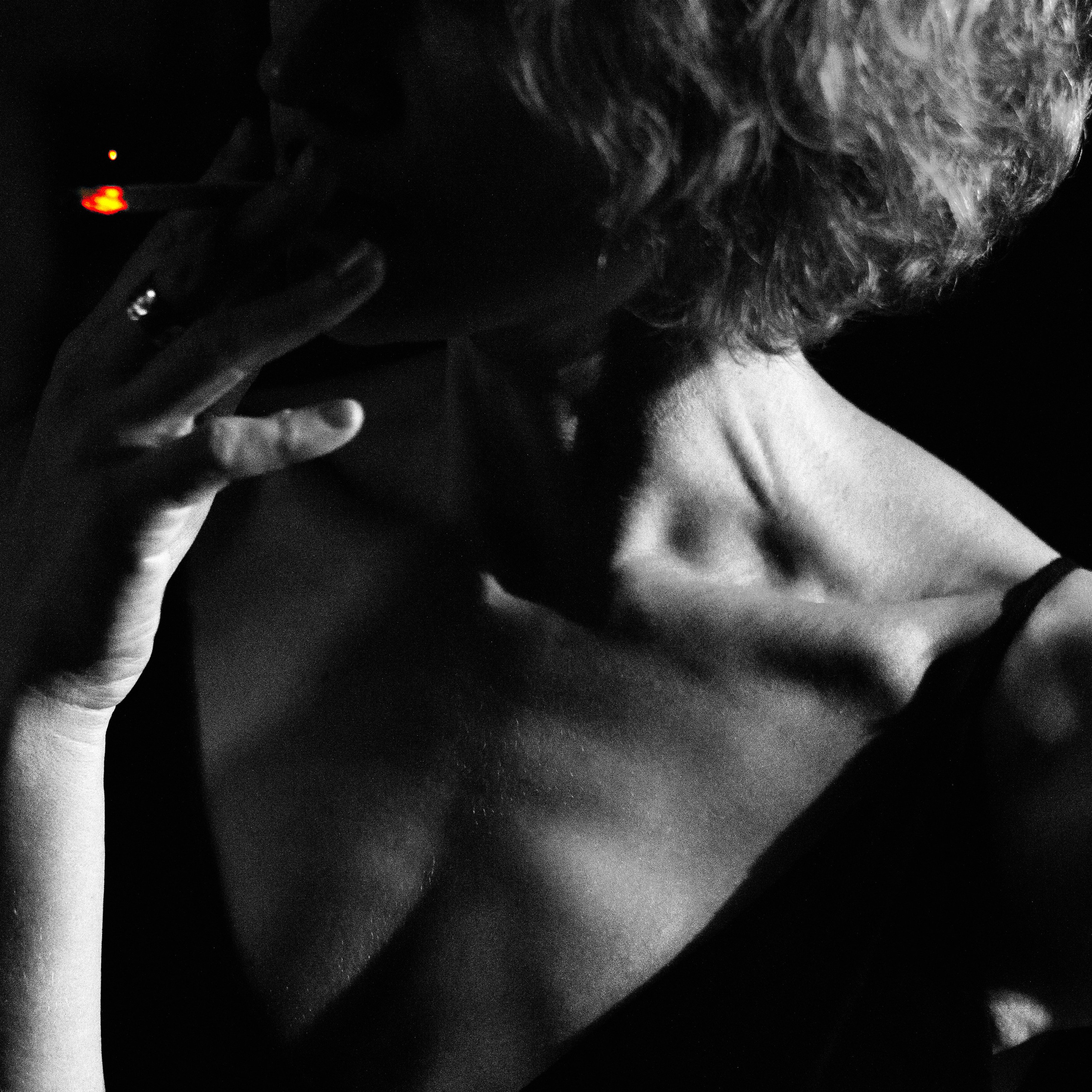 Стильный черно-белый портрет молодой женщины с сигаретой