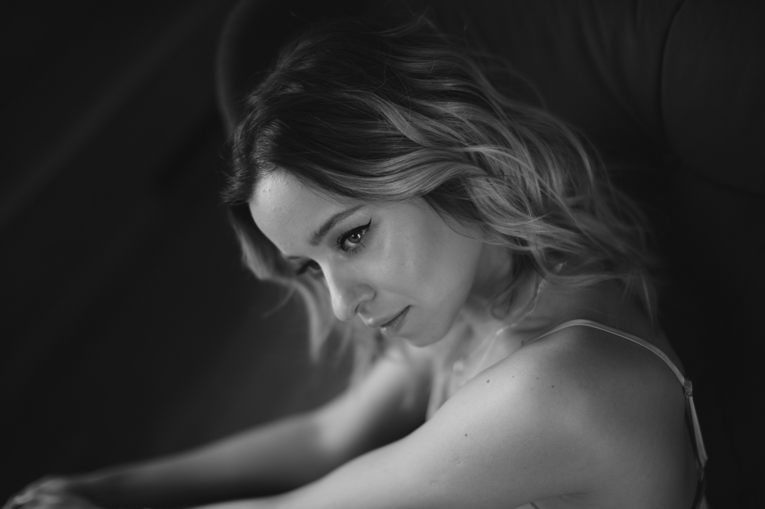 Черно-белая фотосессия в интерьерной студии для Алины. Репортажный и женский фотограф в Новосибирске