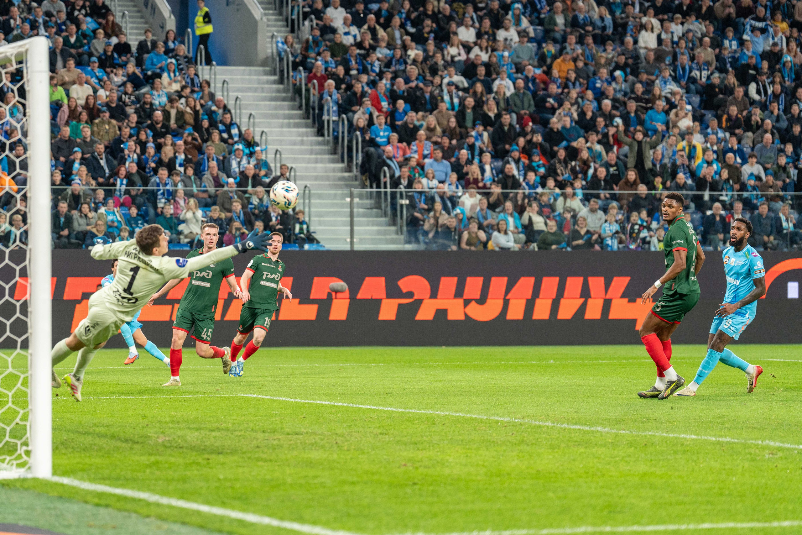 Зенит — Локомотив: фотогалерея 14-го тура РПЛ на Газпром Арене | Антон Гауф. Спортивный фотограф в Санкт-Петербурге | Антон Гауф