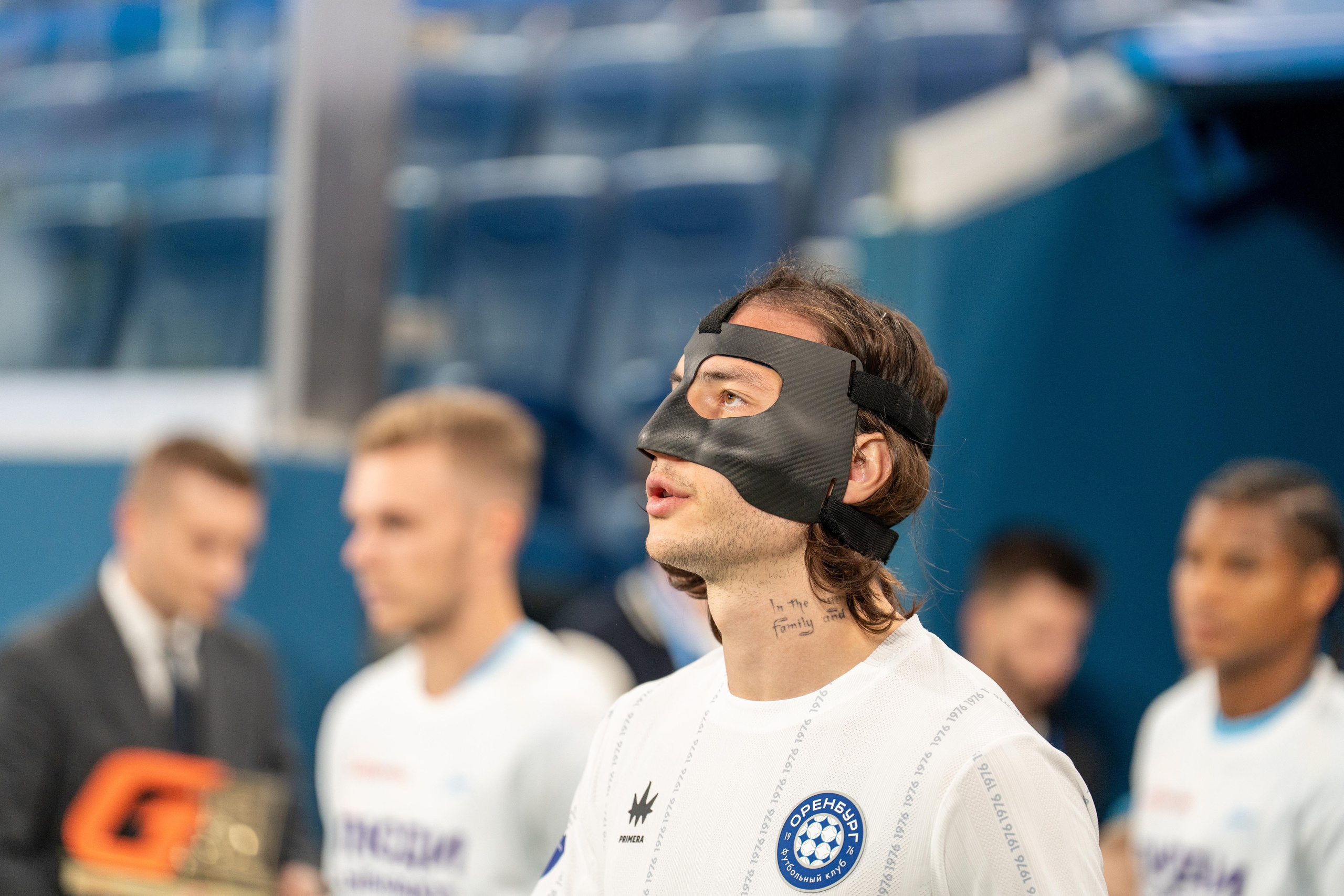 Репортажный спортивный фотограф Санкт-Петербург запечатлел защитника Оренбурга в медицинской маске перед матчем на Газпром Арене.