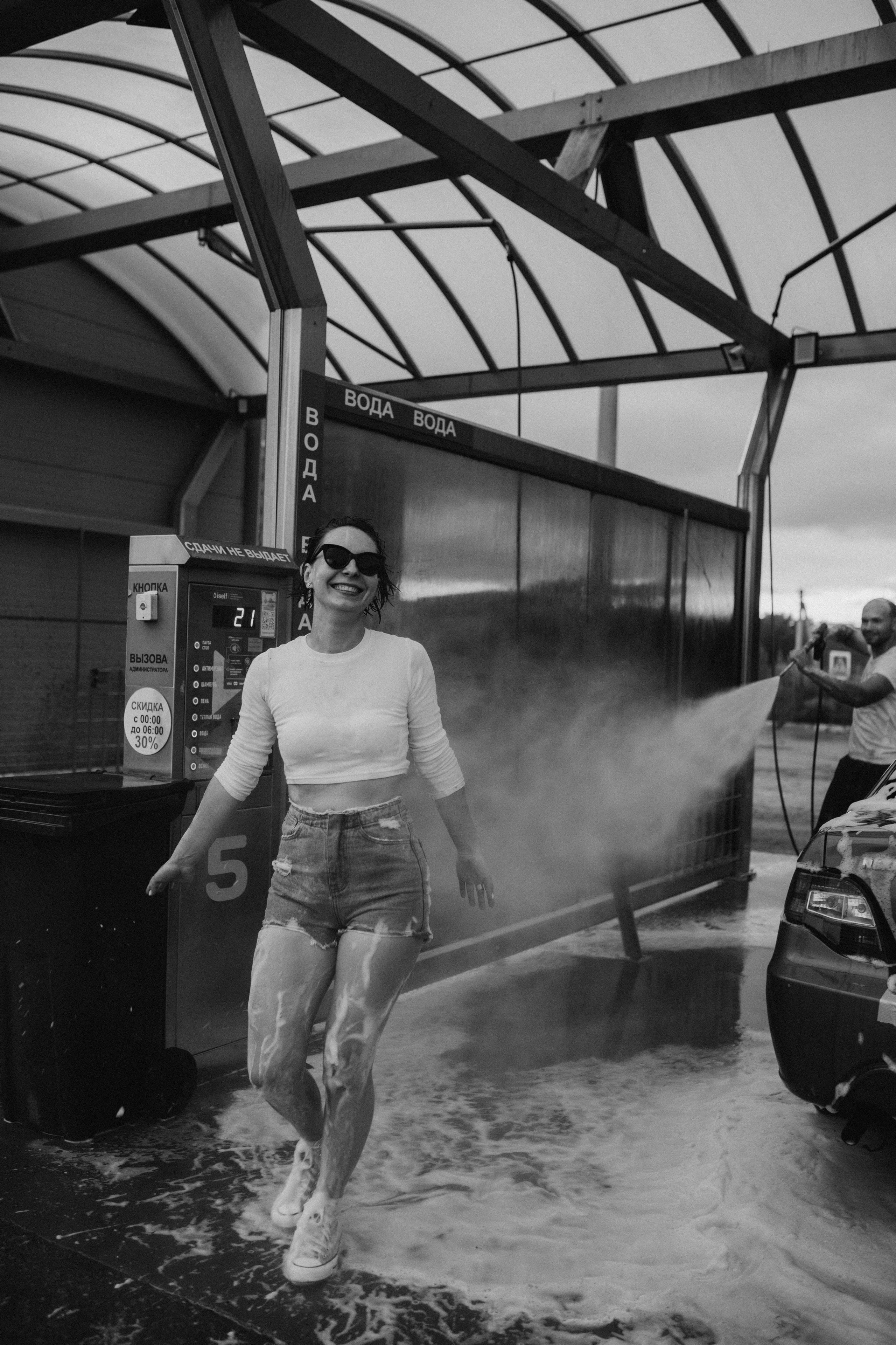 Любовь на одной из городских автомоек. Свадебный фотограф Новосибирск