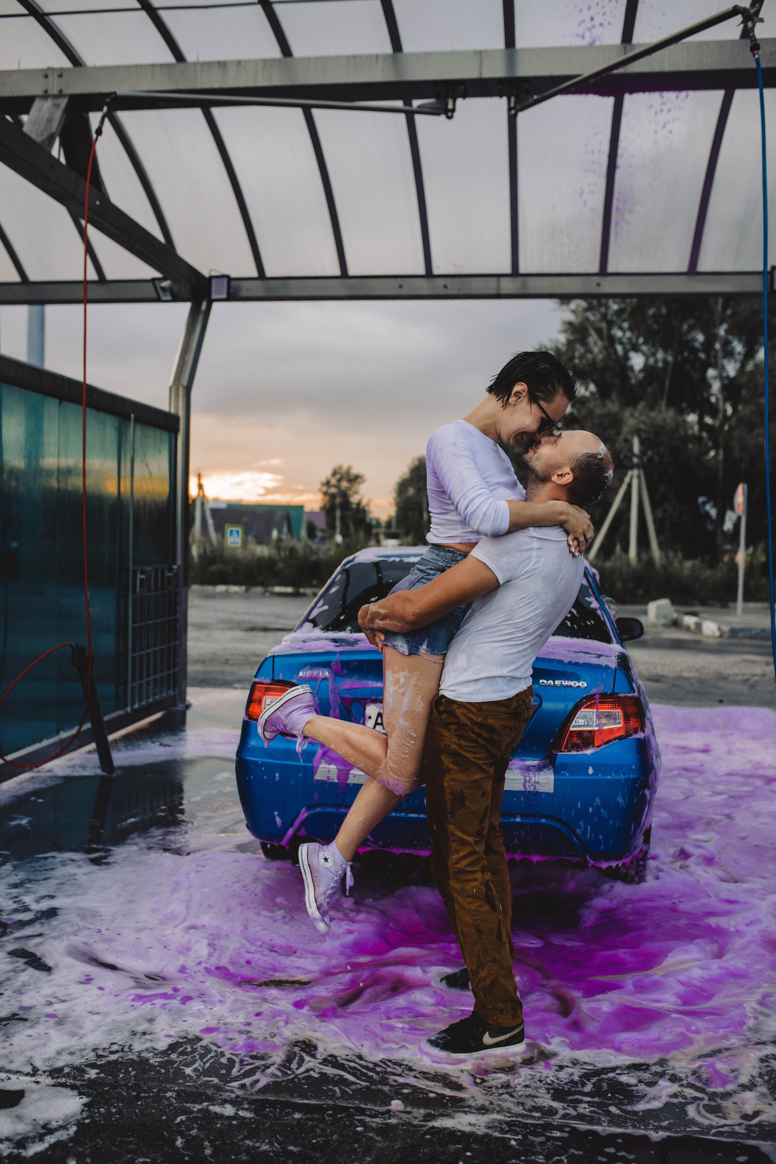 Любовь на одной из городских автомоек. Свадебный фотограф Новосибирск