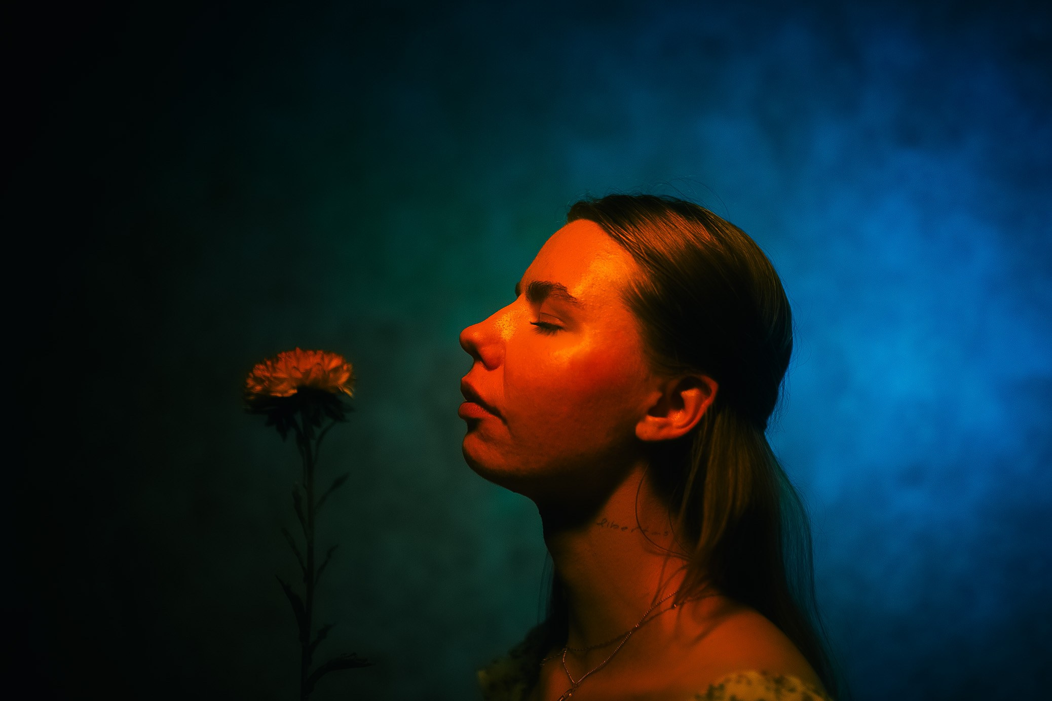 Портрет в студии Гомеля: изящный кадр, акцент на красивую позу и силуэт тела